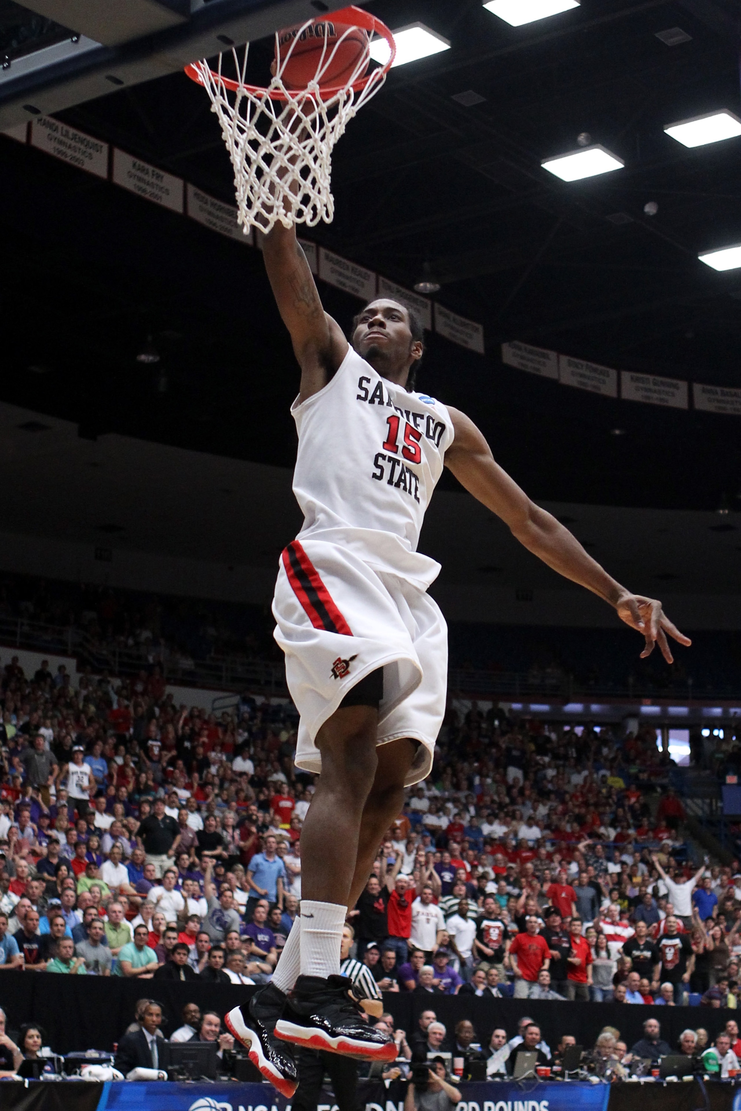 TUCSON, AZ - MARCH 19:  Kawhi Leonard #15 of the San Diego State Aztecs dunks against the Temple Owls during the third round of the 2011 NCAA men's basketball tournament at McKale Center on March 19, 2011 in Tucson, Arizona.  (Photo by Christian Petersen/