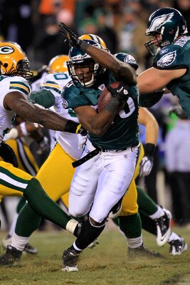 PHILADELPHIA, PA - JANUARY 09:  LeSean McCoy #25 of the Philadelphia Eagles carries the ball against the Green Bay Packers during the 2011 NFC wild card playoff game at Lincoln Financial Field on January 9, 2011 in Philadelphia, Pennsylvania.  (Photo by C
