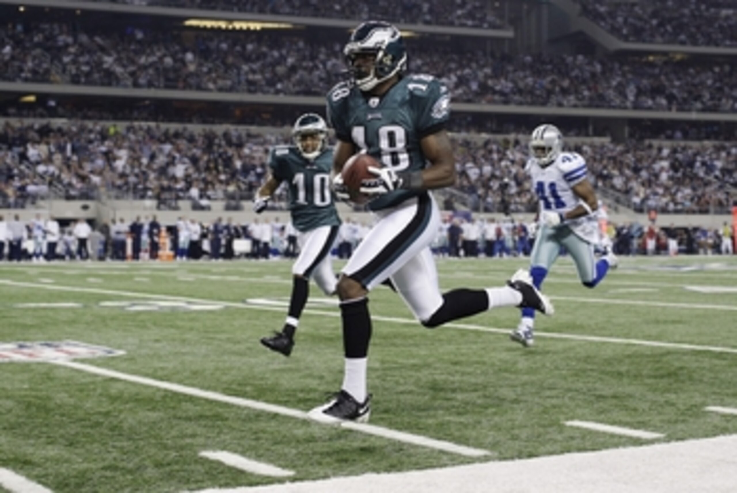 ARLINGTON, TX - JANUARY 9:  Jeremy Maclin #18 of the Philadelphia Eagles runs for a 76-yard touchdown in the second quarter on a pass from quarterback Michael Vick #7 against the Dallas Cowboys during the 2010 NFC wild-card playoff game at Cowboys Stadium