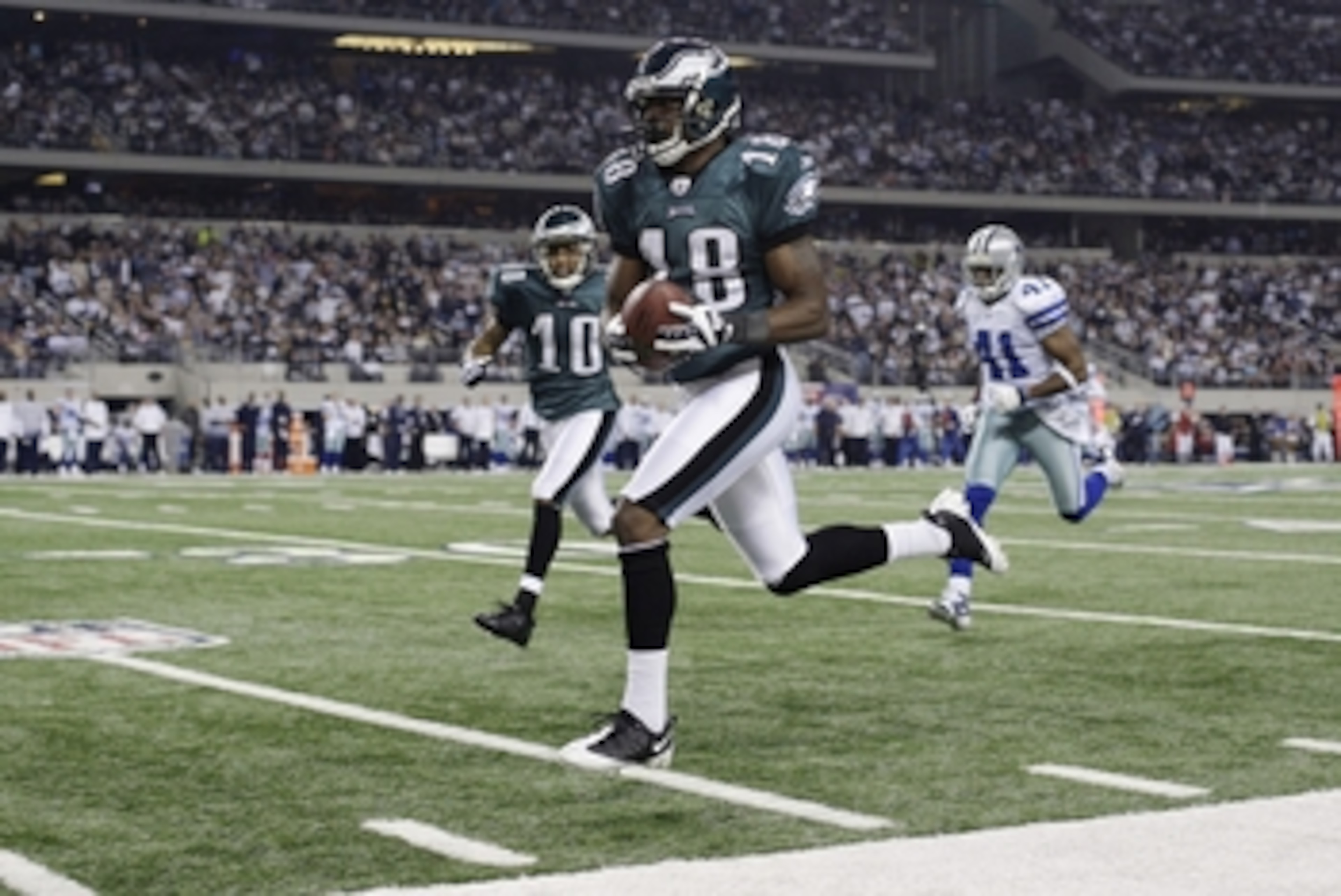 ARLINGTON, TX - JANUARY 9:  Jeremy Maclin #18 of the Philadelphia Eagles runs for a 76-yard touchdown in the second quarter on a pass from quarterback Michael Vick #7 against the Dallas Cowboys during the 2010 NFC wild-card playoff game at Cowboys Stadium