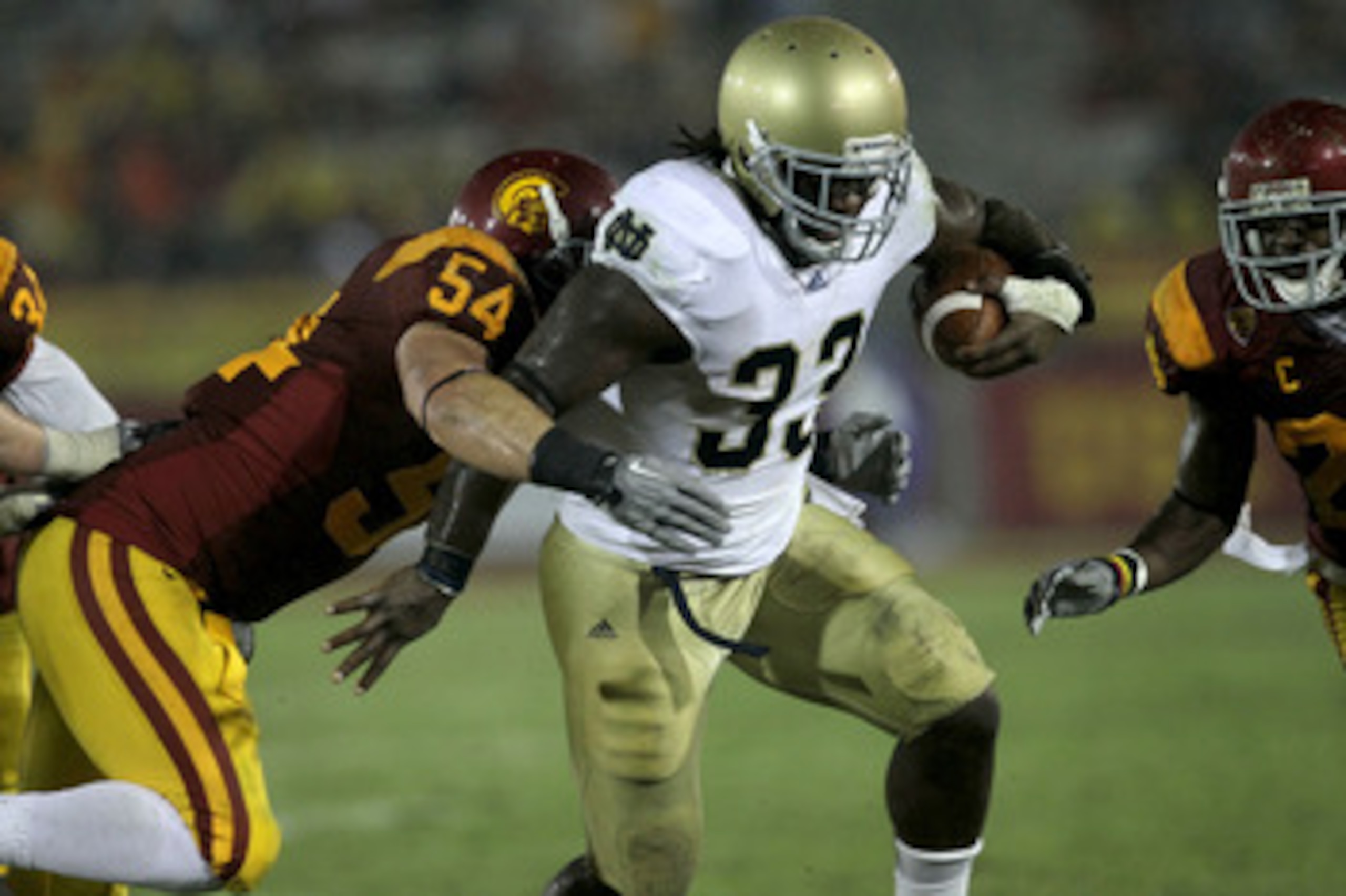 LOS ANGELES, CA - NOVEMBER 27:  Running back Robert Hughes #33 of the Notre Dame Fighting Irish carries the ball against linebacker Chris Galippo #54 of the USC Trojans at the Los Angeles Memorial Coliseum on November 27, 2010 in Los Angeles, California.