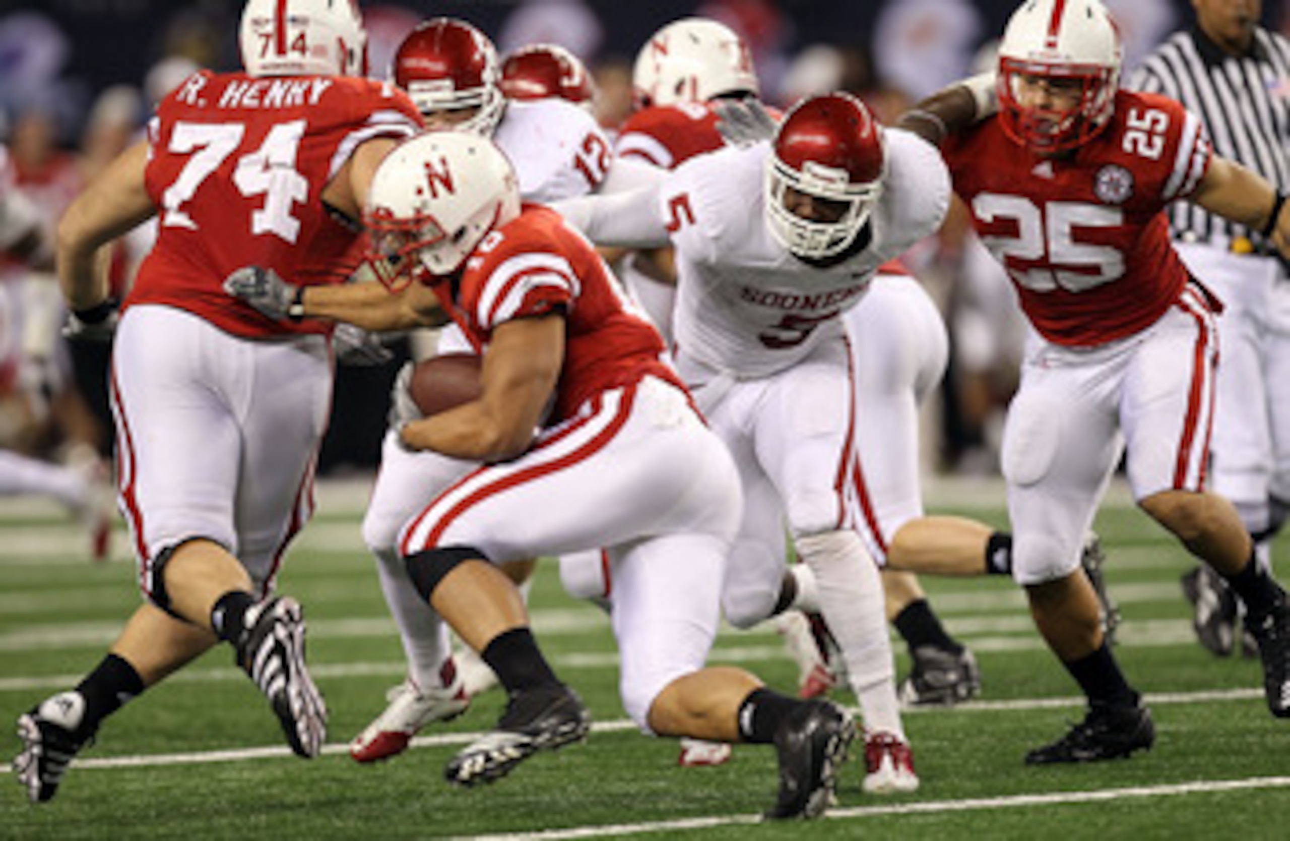 ARLINGTON, TX - DECEMBER 04:  Running back Roy Helu Jr. #10 of the Nebraska Cornhuskers runs the ball against the Oklahoma Sooners during the Big 12 Championship at Cowboys Stadium on December 4, 2010 in Arlington, Texas.  (Photo by Ronald Martinez/Getty 