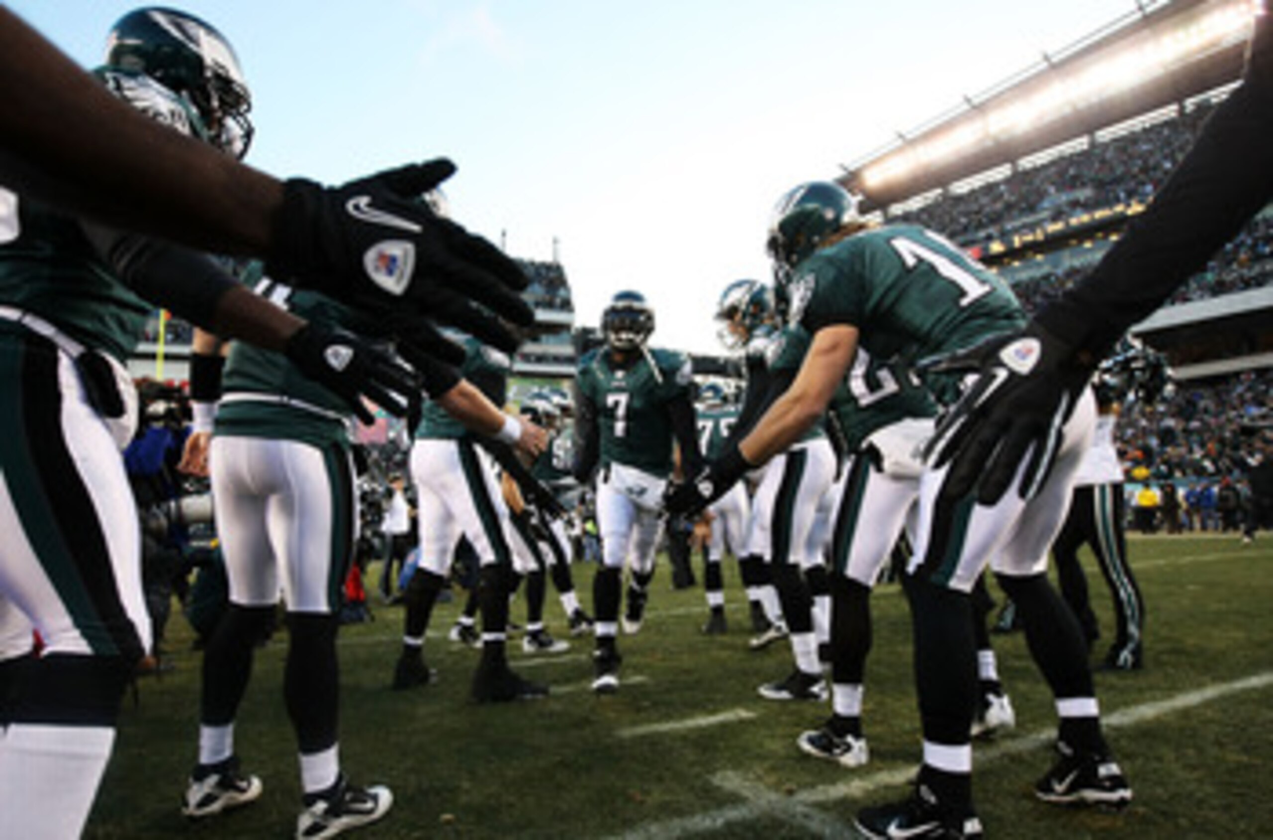 PHILADELPHIA, PA - JANUARY 09: Michael Vick #7 of the Philadelphia Eagles takes the field before playing against the Green Bay Packers in the 2011 NFC wild card playoff game at Lincoln Financial Field on January 9, 2011 in Philadelphia, Pennsylvania. (P PHILADELPHIA, PA - JANUARY 09: Michael Vick #7 of the Philadelphia Eagles takes the field before playing against the Green Bay Packers in the 2011 NFC wild card playoff game at Lincoln Financial Field on January 9, 2011 in Philadelphia, Pennsylvania. (P