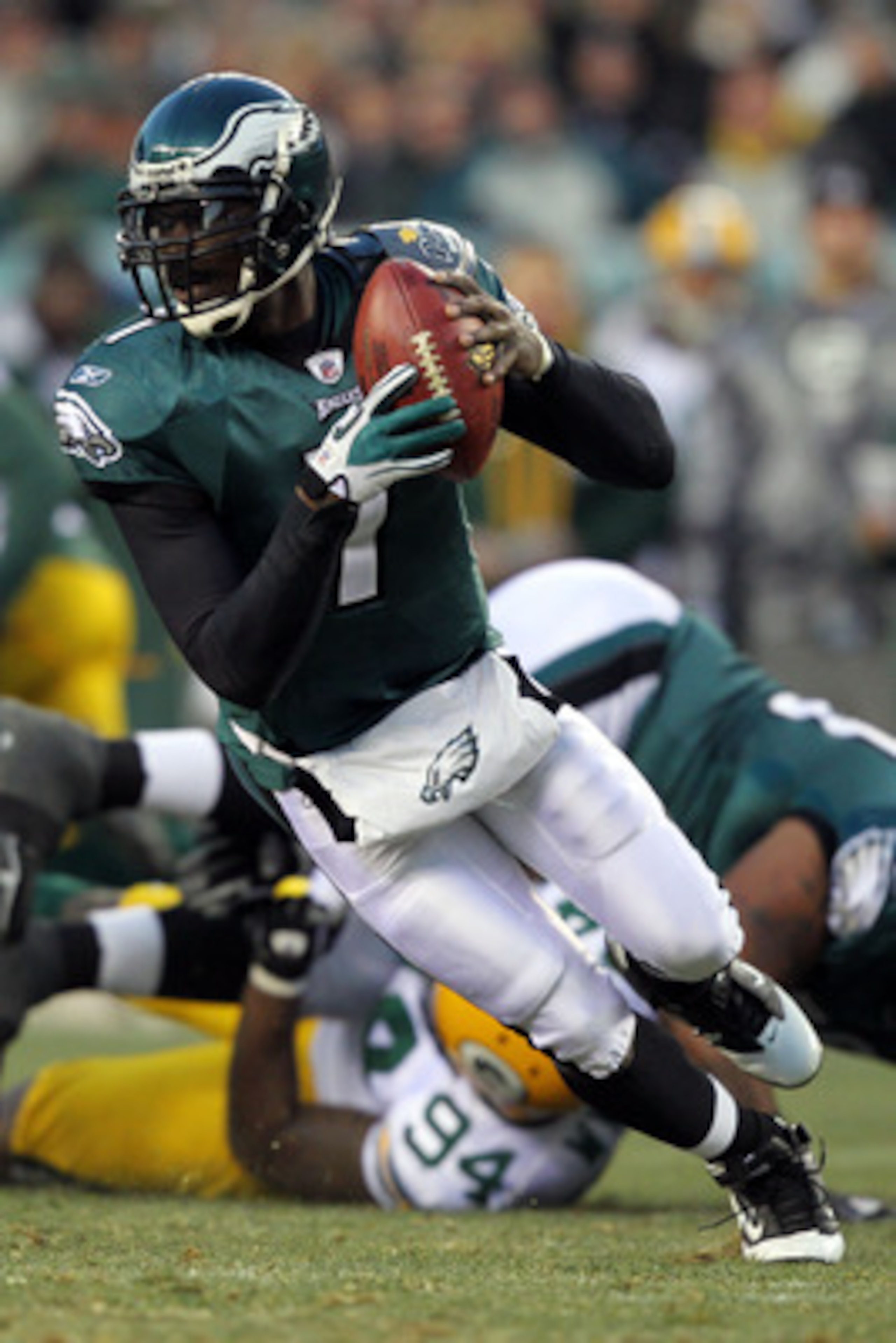 PHILADELPHIA, PA - JANUARY 09: Michael Vick #7 of the Philadelphia Eagles scrambles with the ball against the Green Bay Packers in the 2011 NFC wild card playoff game at Lincoln Financial Field on January 9, 2011 in Philadelphia, Pennsylvania. (Photo by PHILADELPHIA, PA - JANUARY 09: Michael Vick #7 of the Philadelphia Eagles scrambles with the ball against the Green Bay Packers in the 2011 NFC wild card playoff game at Lincoln Financial Field on January 9, 2011 in Philadelphia, Pennsylvania. (Photo by