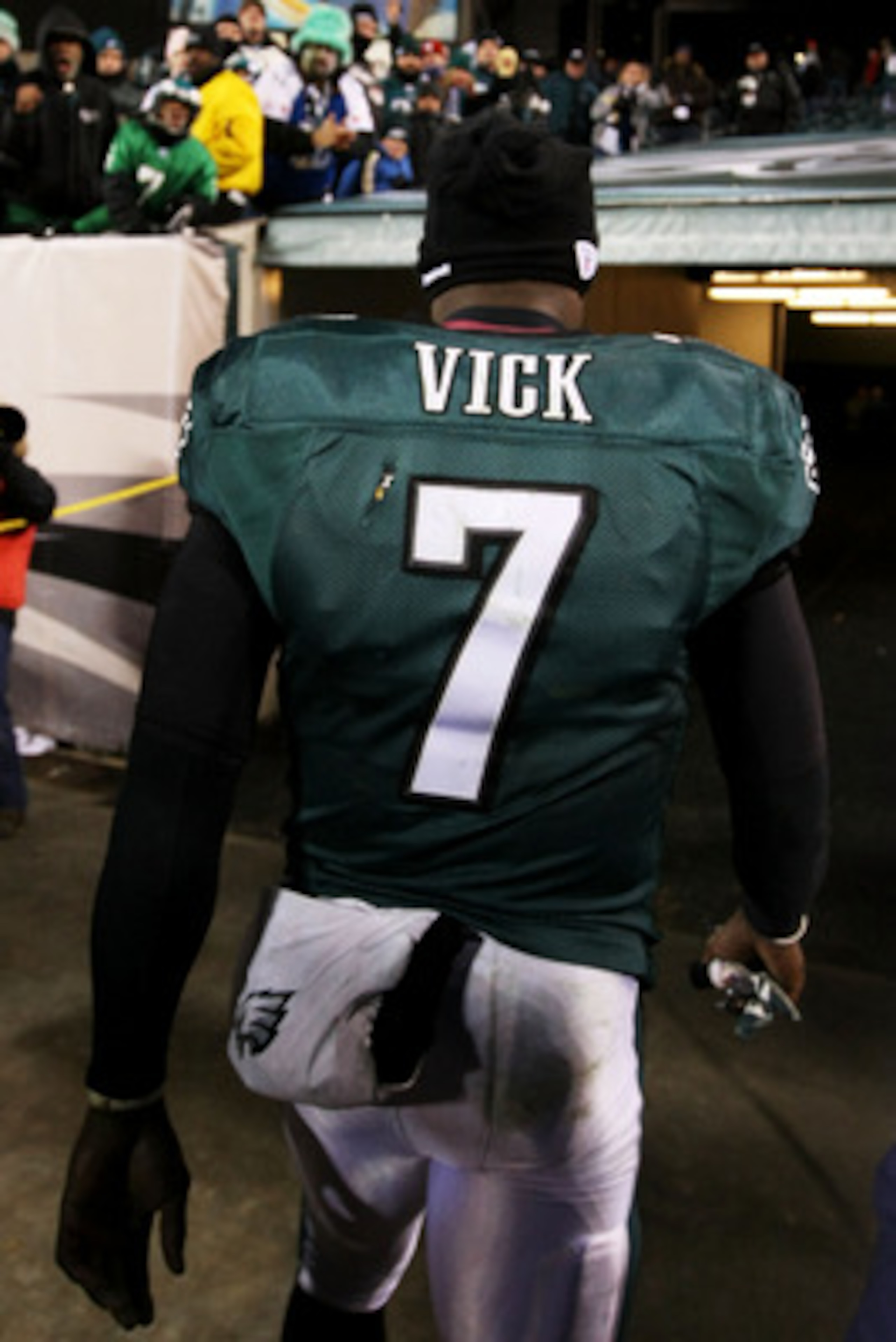 PHILADELPHIA, PA - JANUARY 09: Michael Vick #7 of the Philadelphia Eagles walks off of the field after losing to the Green Bay Packers during the 2011 NFC wild card playoff game at Lincoln Financial Field on January 9, 2011 in Philadelphia, Pennsylvania. PHILADELPHIA, PA - JANUARY 09: Michael Vick #7 of the Philadelphia Eagles walks off of the field after losing to the Green Bay Packers during the 2011 NFC wild card playoff game at Lincoln Financial Field on January 9, 2011 in Philadelphia, Pennsylvania.