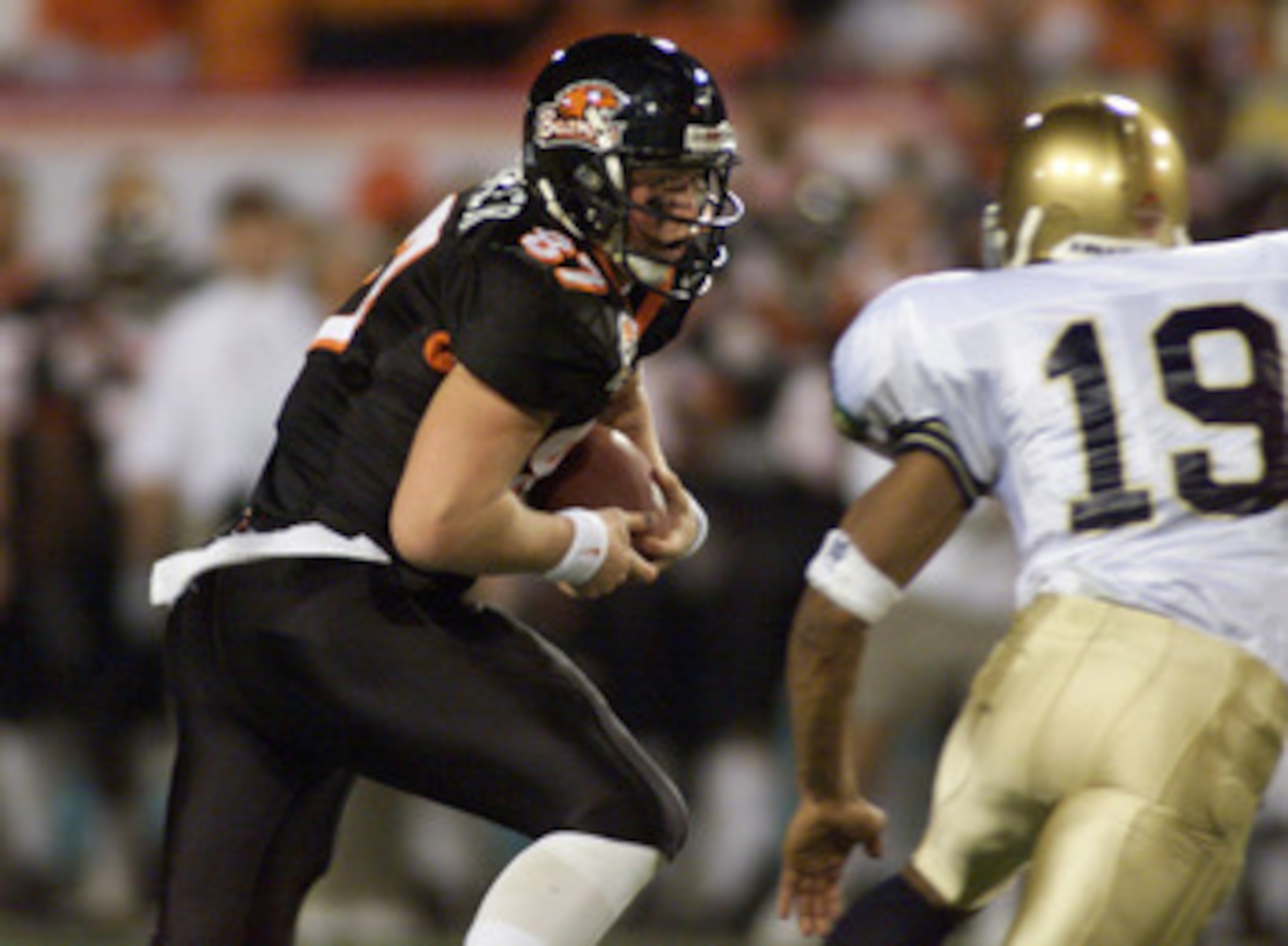 1 Jan 2001: Martin Maurer #87 of Oregon State looks to avoid Glenn Earl #19 of Notre Dame during the Fiesta Bowl at Sun Devil Stadium in Tempe, Arizona.<DIGITAL IMAGE> Mandatory Credit: Jed Jacobsohn/ALLSPORT