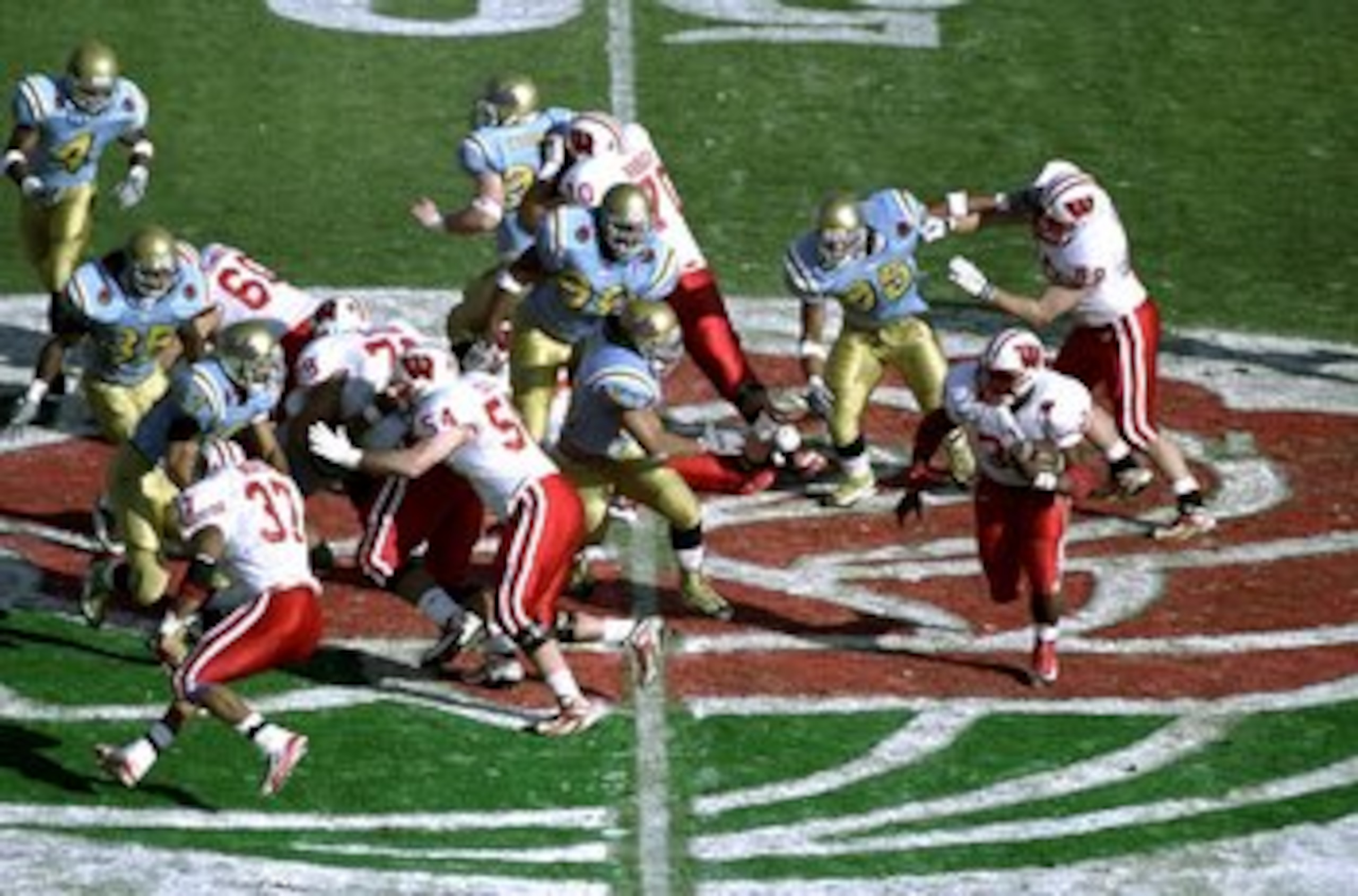 1 Jan 1999:  Ron Dayne #33 of the Wisconsin Badgers in action during the Rose Bowl Game against the UCLA Bruins at the Rose Bowl in Pasadena, California. The Badgers defeated the Bruins 38-31. Mandatory Credit: Donald Miralle  /Allsport