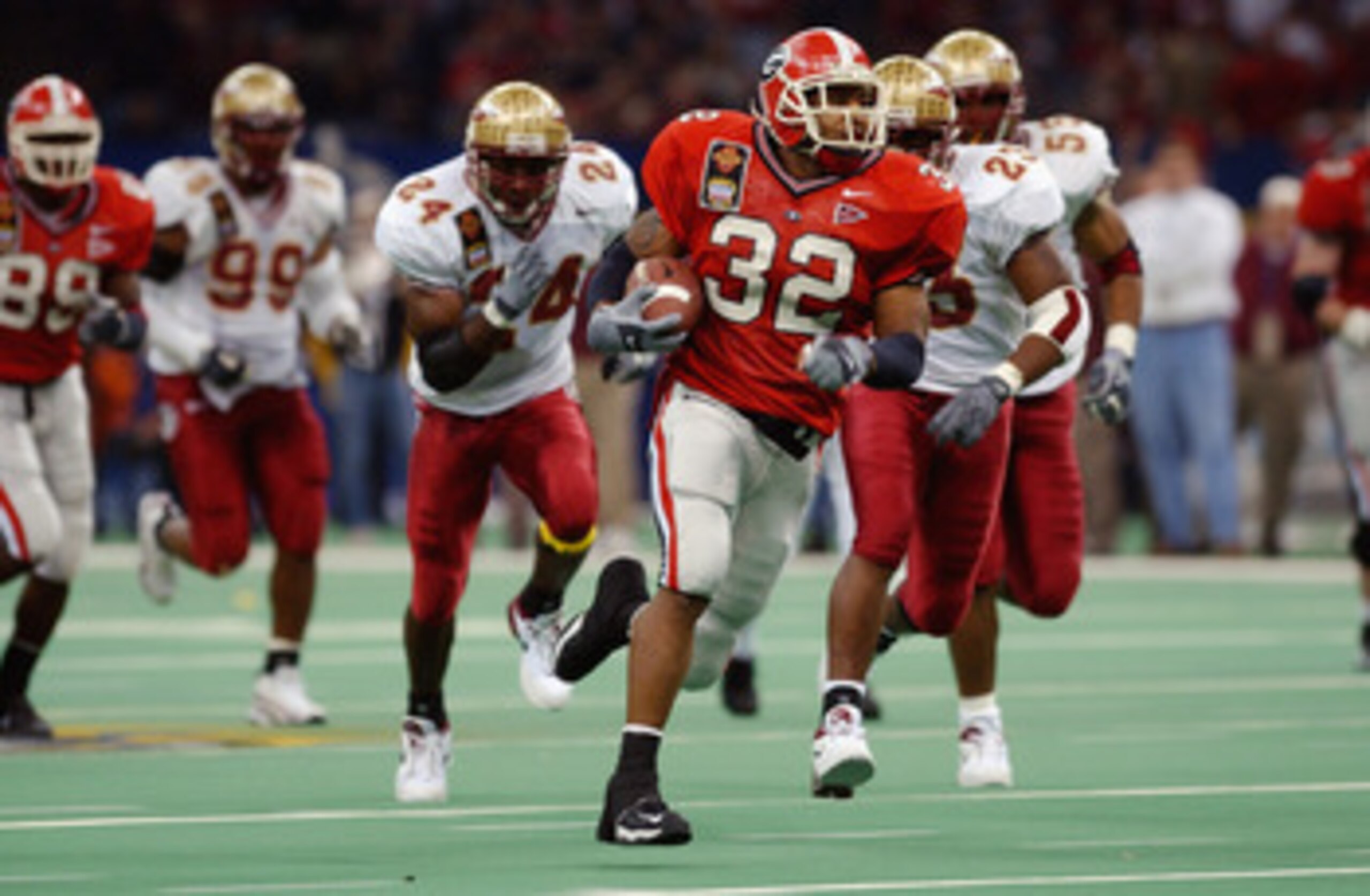 NEW ORLEANS - JANUARY 1:  Tailback Musa Smith #32 of the University of Georgia Bulldogs breaks through the Florida State University Seminoles defense during the Nokia Sugar Bowl at the Louisiana Superdome on January 1, 2003 in New Orleans, Louisiana. Geor