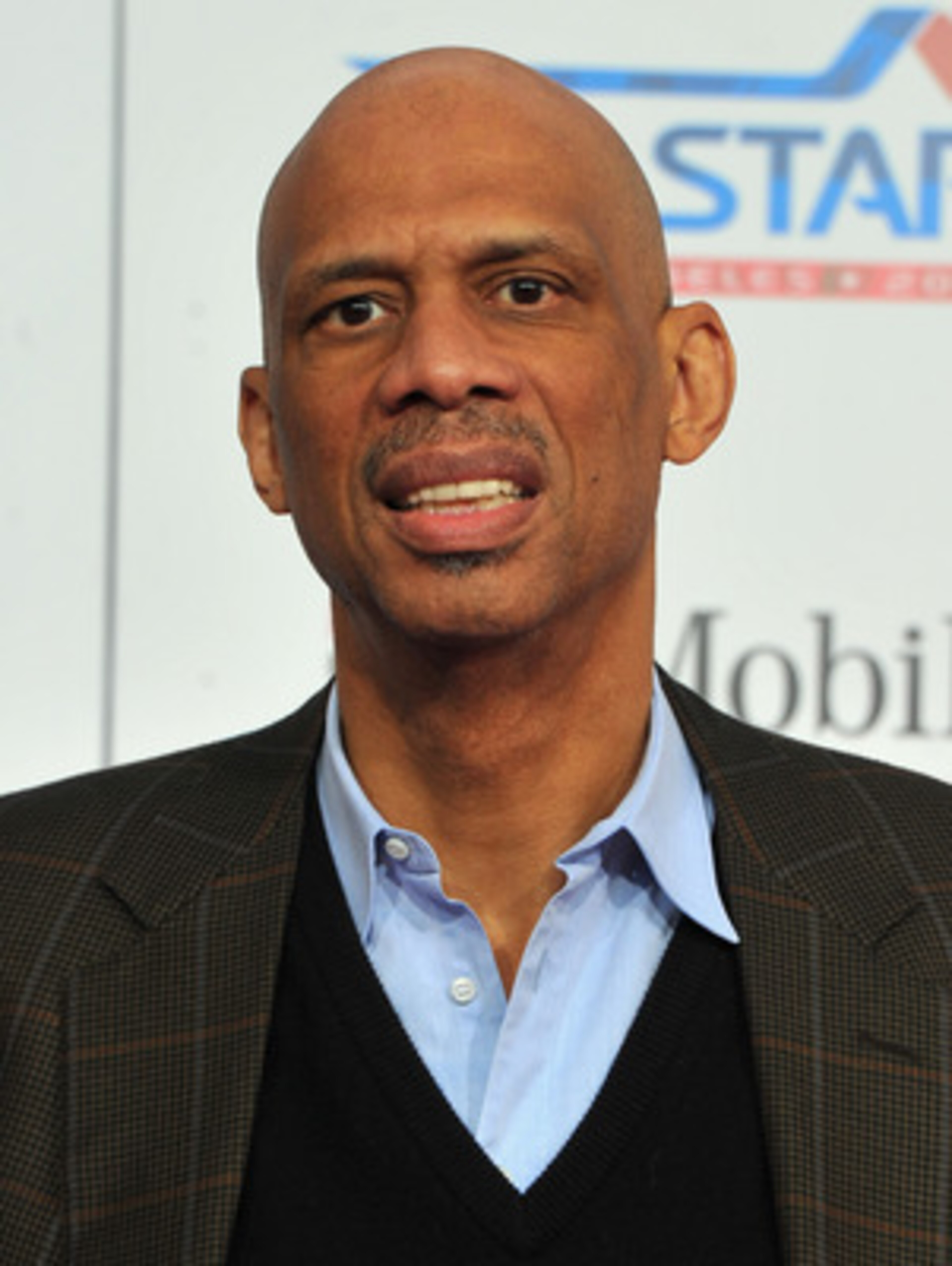 LOS ANGELES, CA - FEBRUARY 20: Former NBA player Kareem Abdul Jabbar arrives to the T-Mobile Magenta Carpet at the 2011 NBA All-Star Game on February 20, 2011 in Los Angeles, California. (Photo by Alberto E. Rodriguez/Getty Images) LOS ANGELES, CA - FEBRUARY 20: Former NBA player Kareem Abdul Jabbar arrives to the T-Mobile Magenta Carpet at the 2011 NBA All-Star Game on February 20, 2011 in Los Angeles, California. (Photo by Alberto E. Rodriguez/Getty Images)