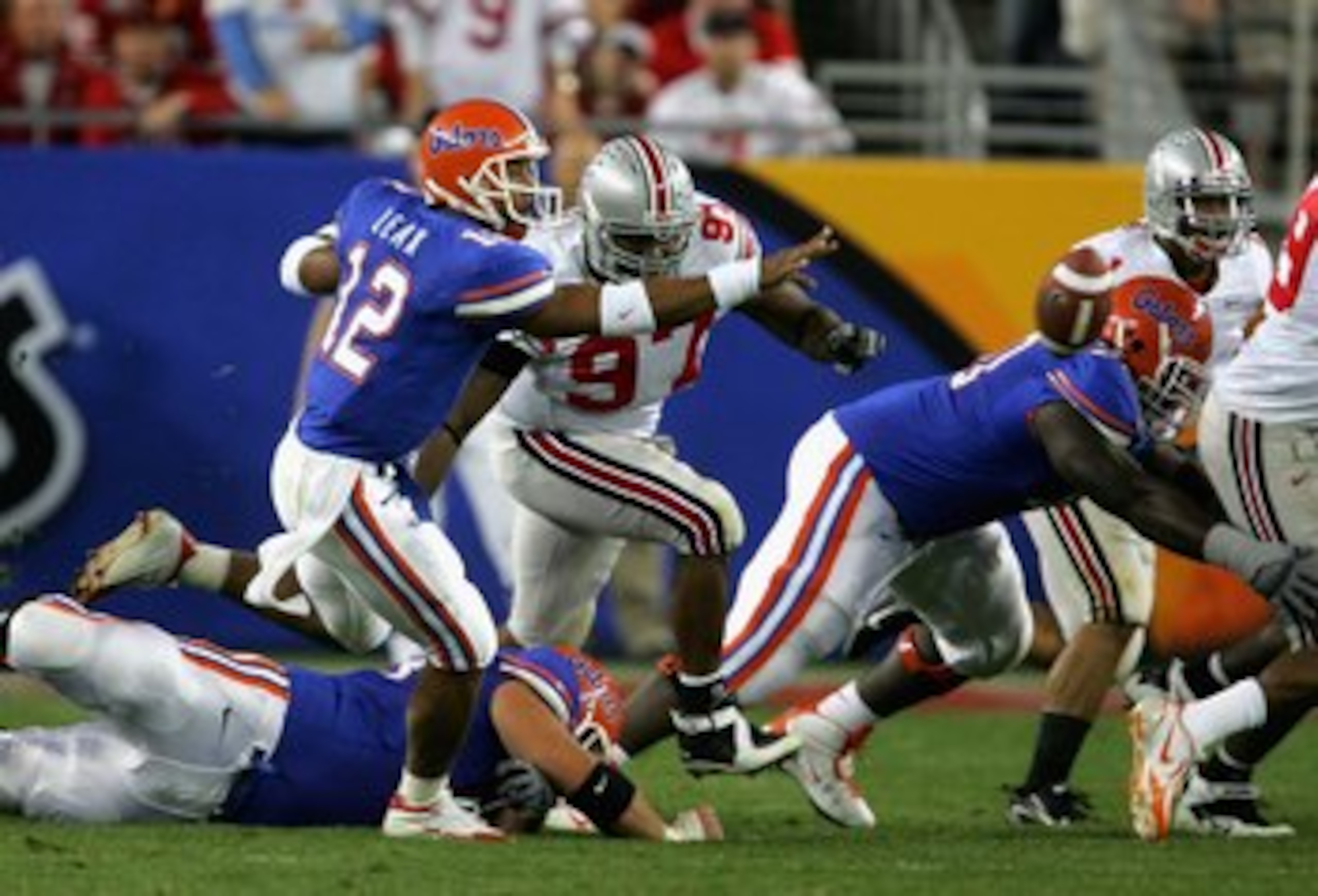 GLENDALE, AZ - JANUARY 08:  Quarterback Chris Leak #12 of the Florida Gators throws a lateral pass against the Ohio State Buckeyes during the 2007 Tostitos BCS National Championship Game at the University of Phoenix Stadium on January 8, 2007 in Glendale,