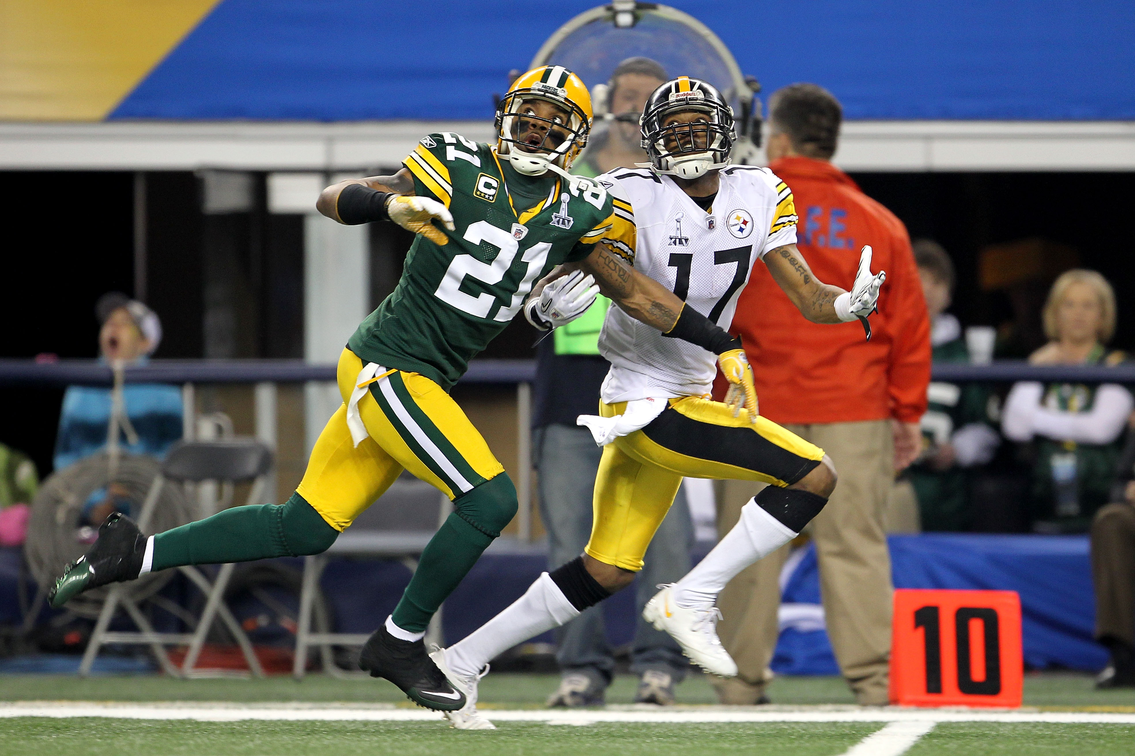 ARLINGTON, TX - FEBRUARY 06:  Charles Woodson #21 of the Green Bay Packers defends against Mike Wallace #17 of the Pittsburgh Steelers during Super Bowl XLV at Cowboys Stadium on February 6, 2011 in Arlington, Texas. The Packers won 31-25.  (Photo by Jami