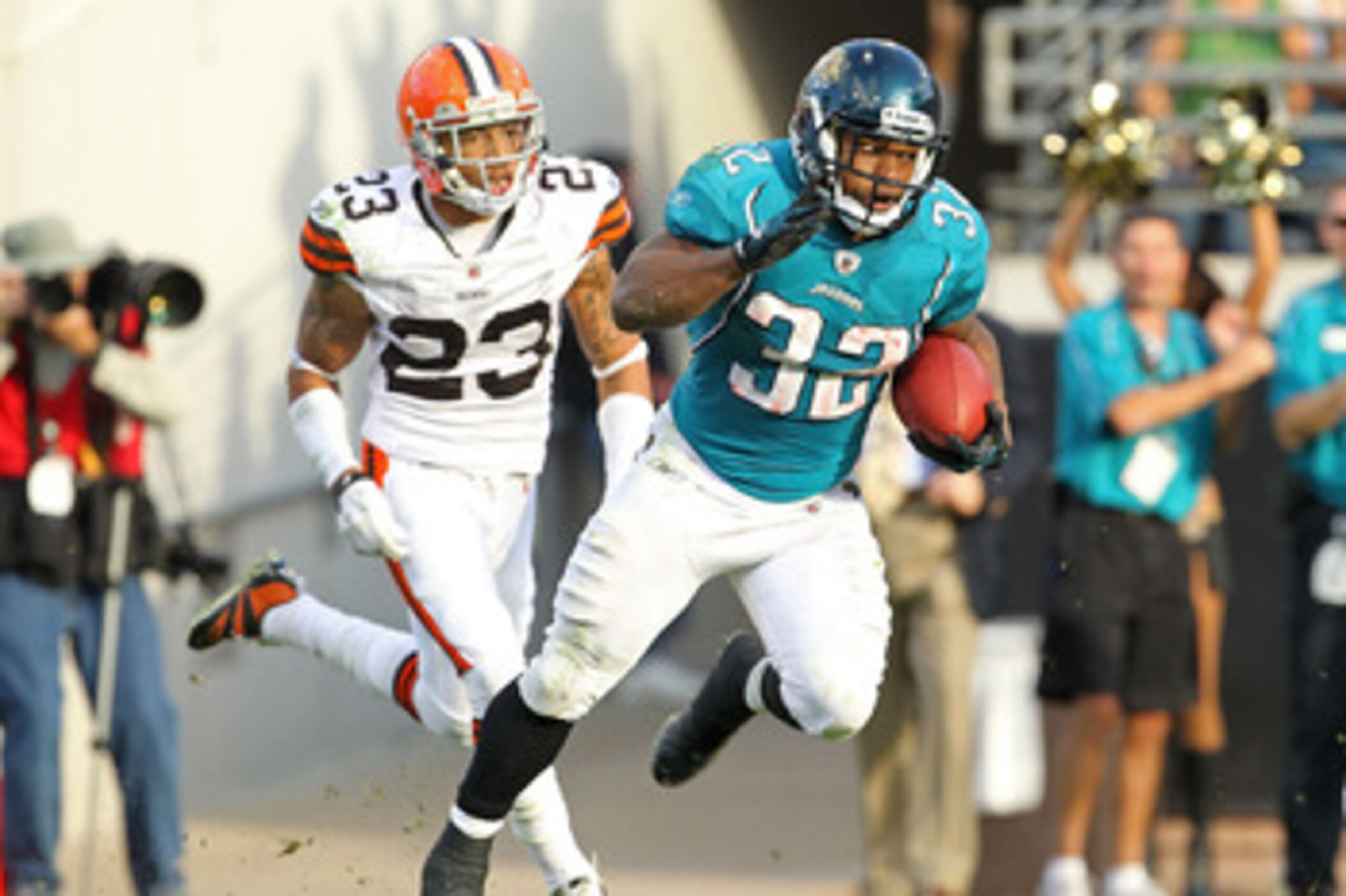 JACKSONVILLE, FL - NOVEMBER 21:  Maurice Jones-Drew #32 of the Jacksonville Jaguars breaks out for a big run that would lead to the winning touchdown during a game agaisnt the Cleveland Browns at EverBank Field on November 21, 2010 in Jacksonville, Florid