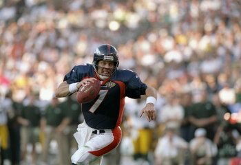25 Jan 1998: Quarterback  John Elway #7 of the Denver Broncos scrambles with the football against the Green Bay Packers during Super Bowl  XXXII at Qualcomm Stadium in San Diego, California.  The Denver Broncos defeated the Green Bay Packers 31-24. Mandat