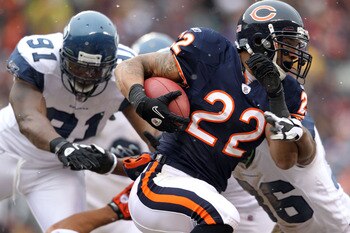 CHICAGO, IL - JANUARY 16:  Matt Forte #22 of the Chicago Bears runs the ball against the Seattle Seahawks in the 2011 NFC divisional playoff game at Soldier Field on January 16, 2011 in Chicago, Illinois.  (Photo by Andy Lyons/Getty Images)