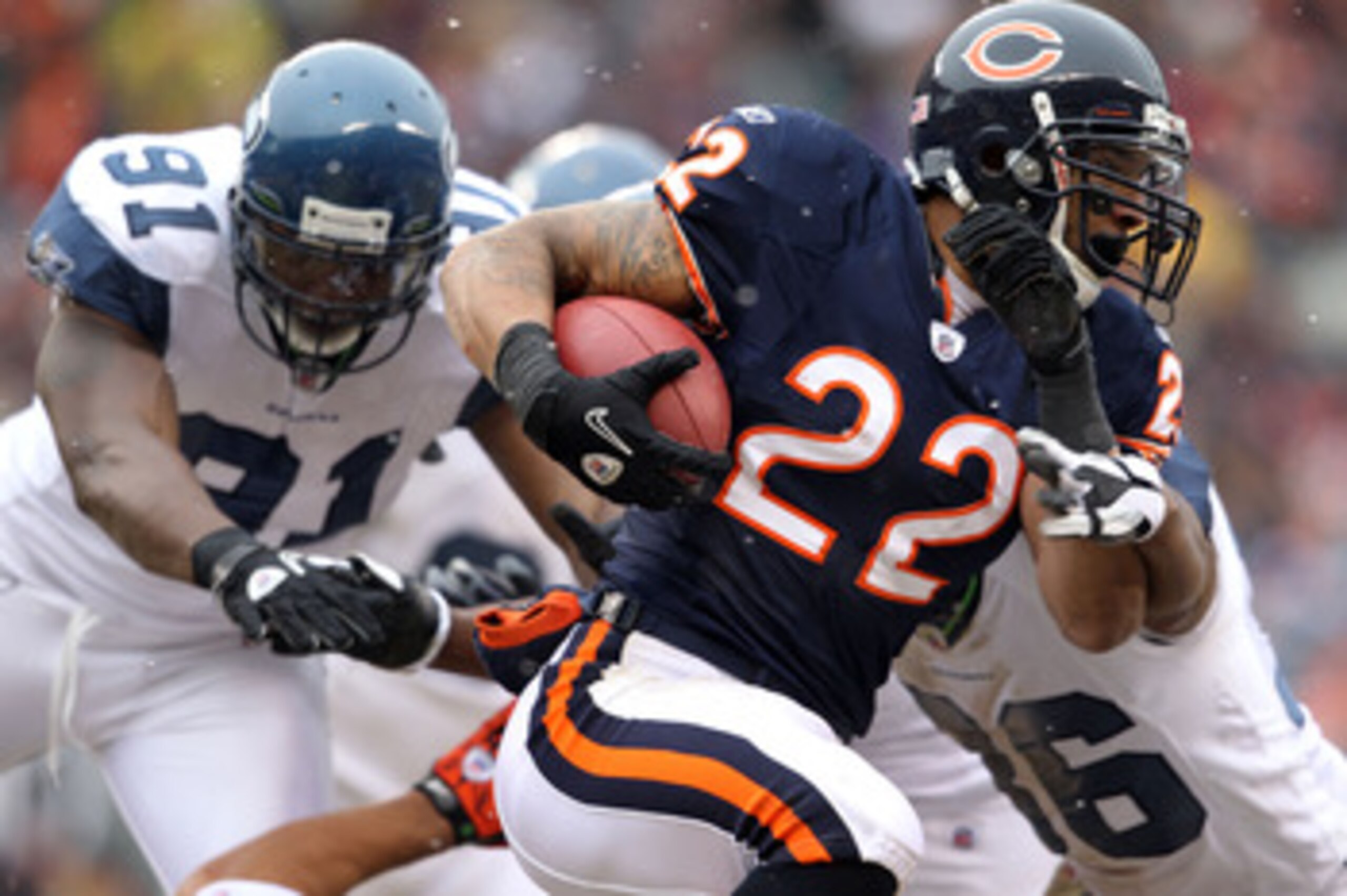 CHICAGO, IL - JANUARY 16:  Matt Forte #22 of the Chicago Bears runs the ball against the Seattle Seahawks in the 2011 NFC divisional playoff game at Soldier Field on January 16, 2011 in Chicago, Illinois.  (Photo by Andy Lyons/Getty Images)