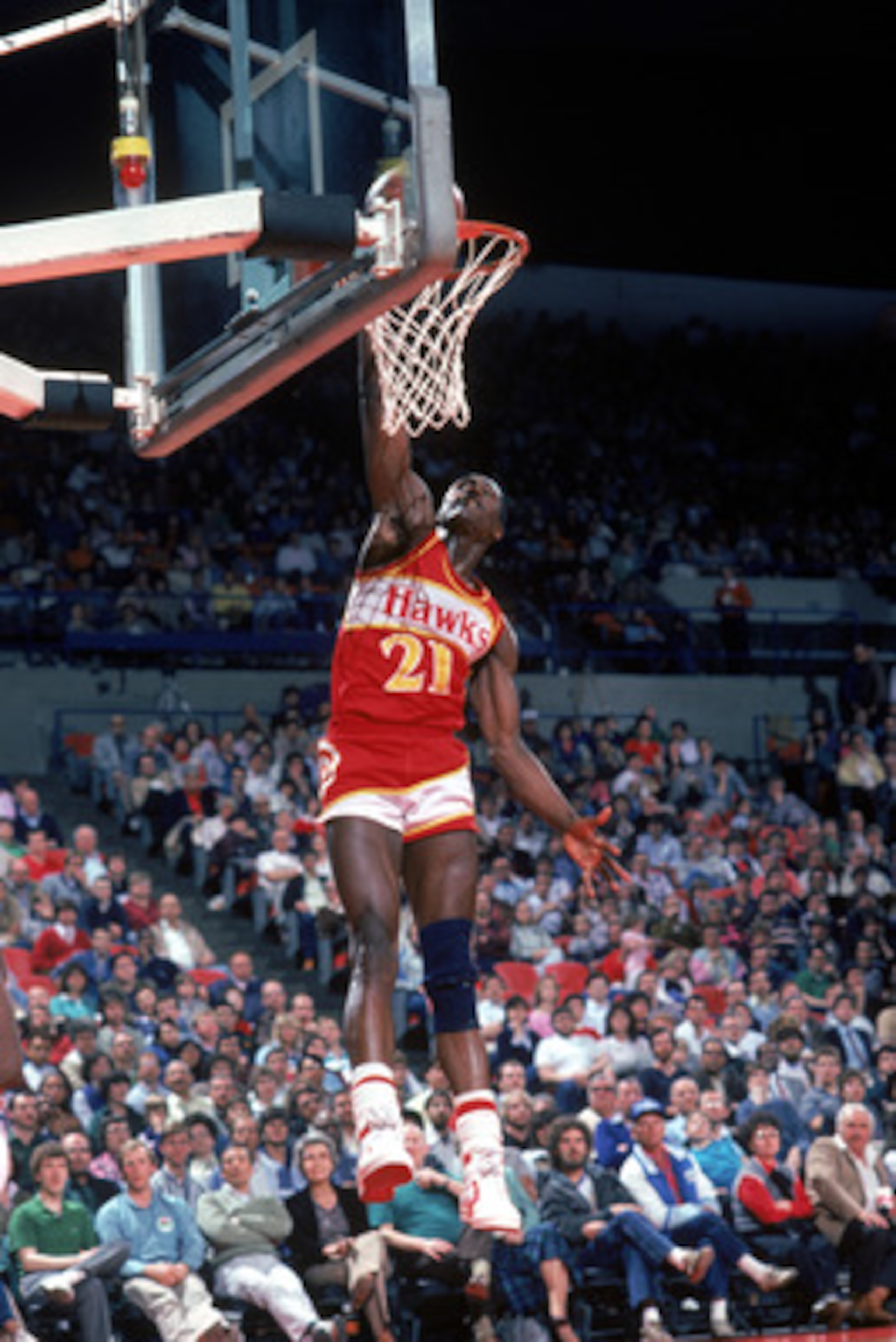 1985:  Dominique Wilkins #21 of the Atlanta Hawks goes up for a layup during a 1985 NBA season game.  (Photo by Rick Stewart/Getty Images)