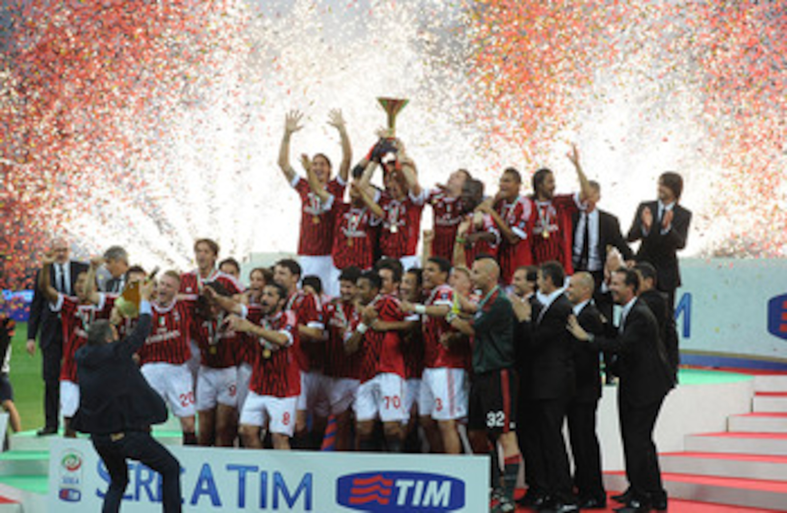 MILAN, ITALY - MAY 14:  Players of Milan celebrate winning the Italian championship after the Serie A match between AC Milan and Cagliari Calcio at Stadio Giuseppe Meazza on May 14, 2011 in Milan, Italy.  (Photo by Dino Panato/Getty Images)