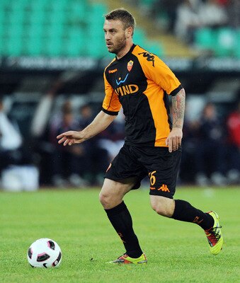 BARI, ITALY - MAY 01:  Daniele De Rossi of Roma in action during the Serie A match between AS Bari and AS Roma at Stadio San Nicola on May 1, 2011 in Bari, Italy.  (Photo by Giuseppe Bellini/Getty Images)