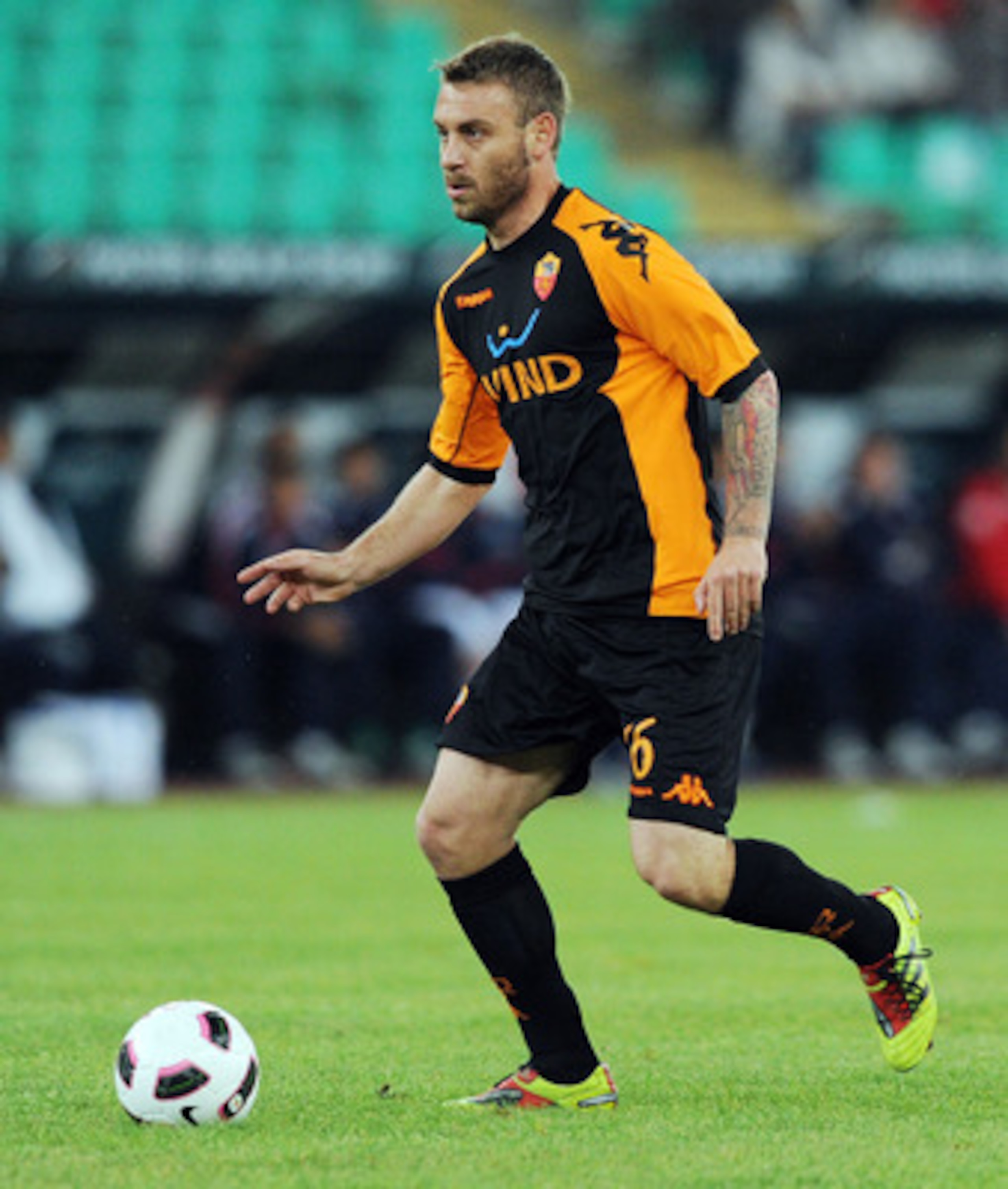 BARI, ITALY - MAY 01:  Daniele De Rossi of Roma in action during the Serie A match between AS Bari and AS Roma at Stadio San Nicola on May 1, 2011 in Bari, Italy.  (Photo by Giuseppe Bellini/Getty Images)