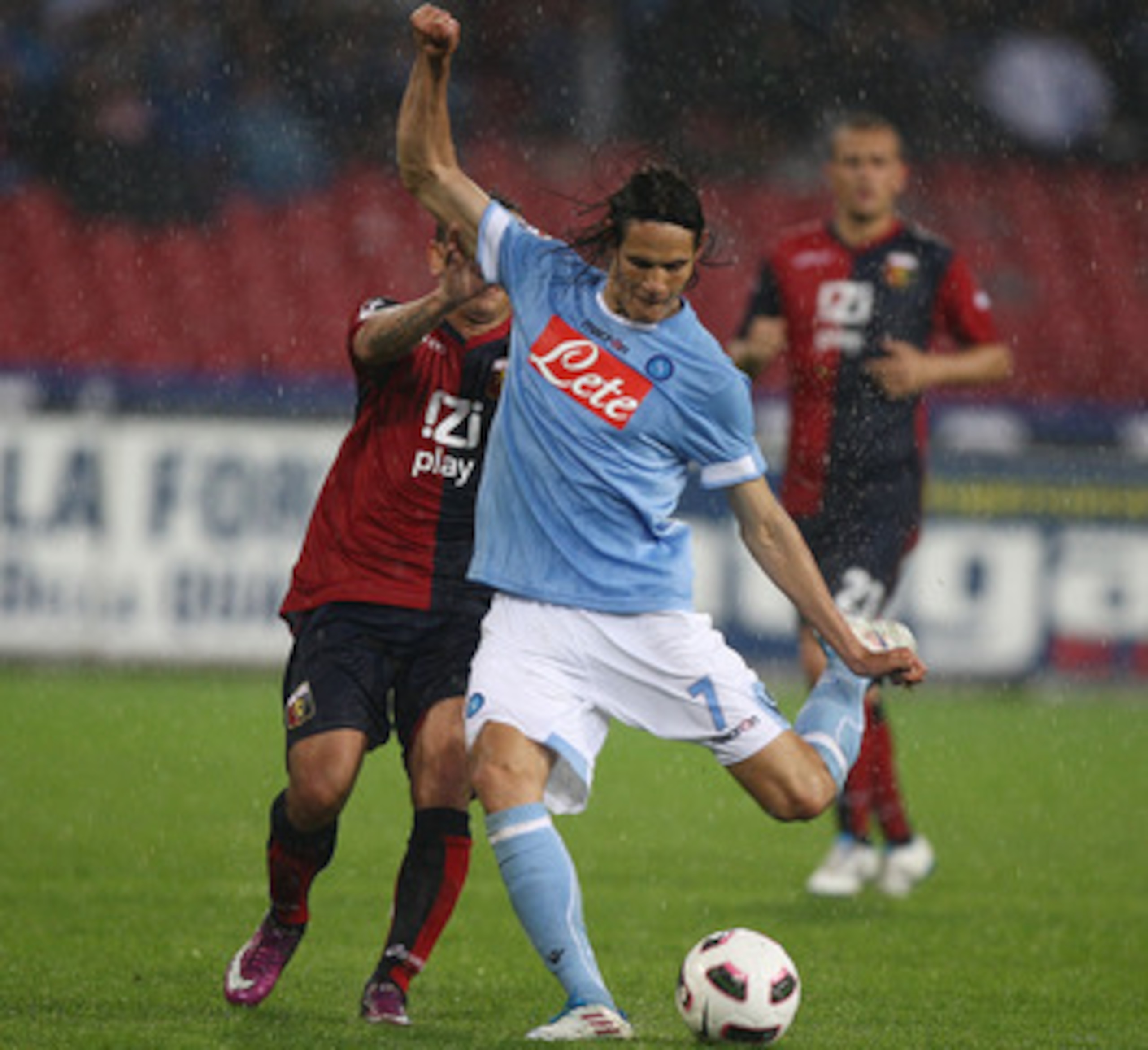 NAPLES, ITALY - APRIL 30:  Edinson Cavani (R) of SSC Napoli in action during the Serie A match between SSC Napoli and Genoa CFC at Stadio San Paolo on April 30, 2011 in Naples, Italy.  (Photo by Paolo Bruno/Getty Images)