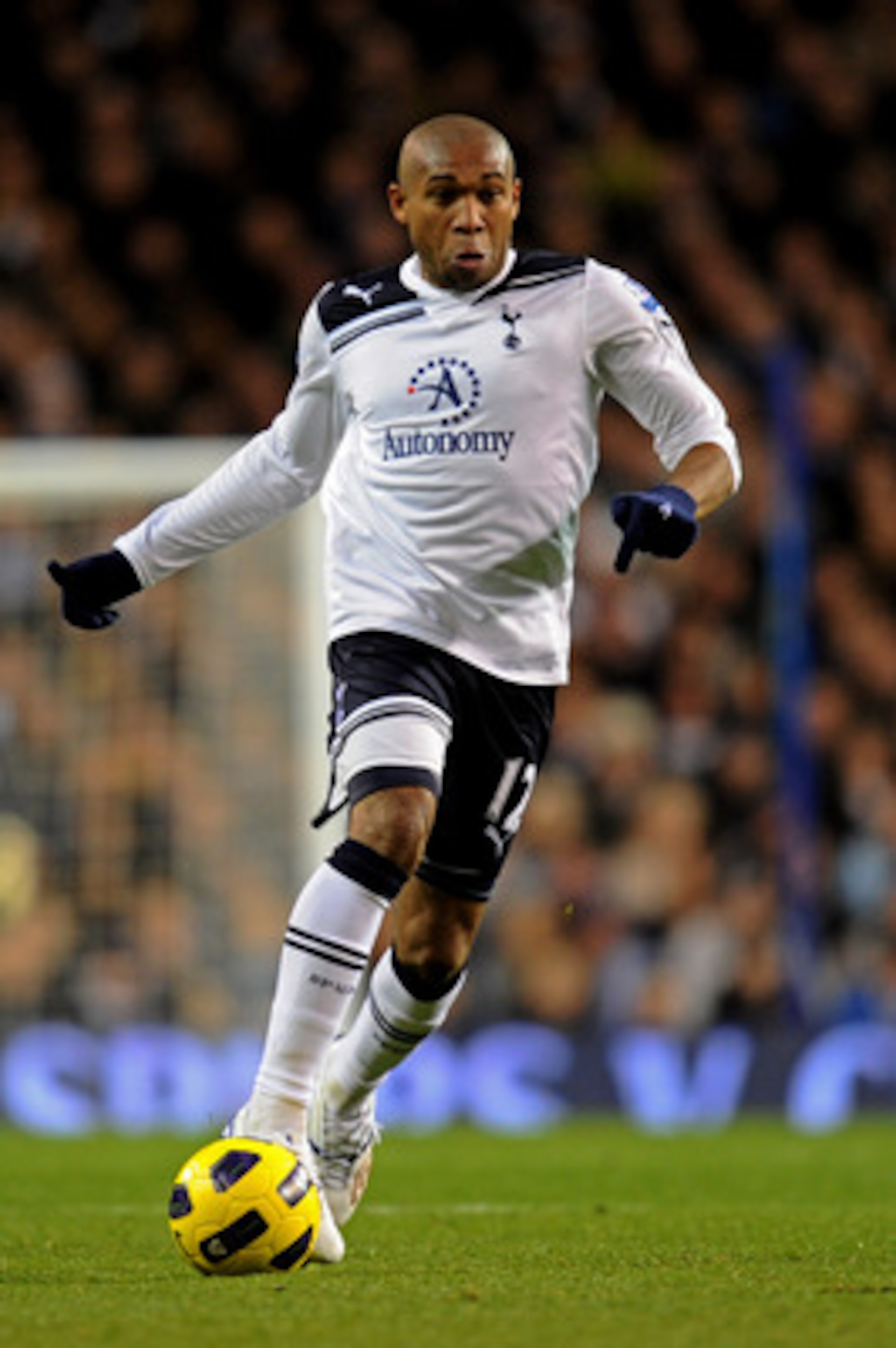 LONDON, ENGLAND - DECEMBER 12: Wilson Palacios of Spurs runs with the ball during the Barclays Premier League match between Tottenham Hotspur and Chelsea at White Hart Lane on December 12, 2010 in London, England. (Photo by Mike Hewitt/Getty Images)