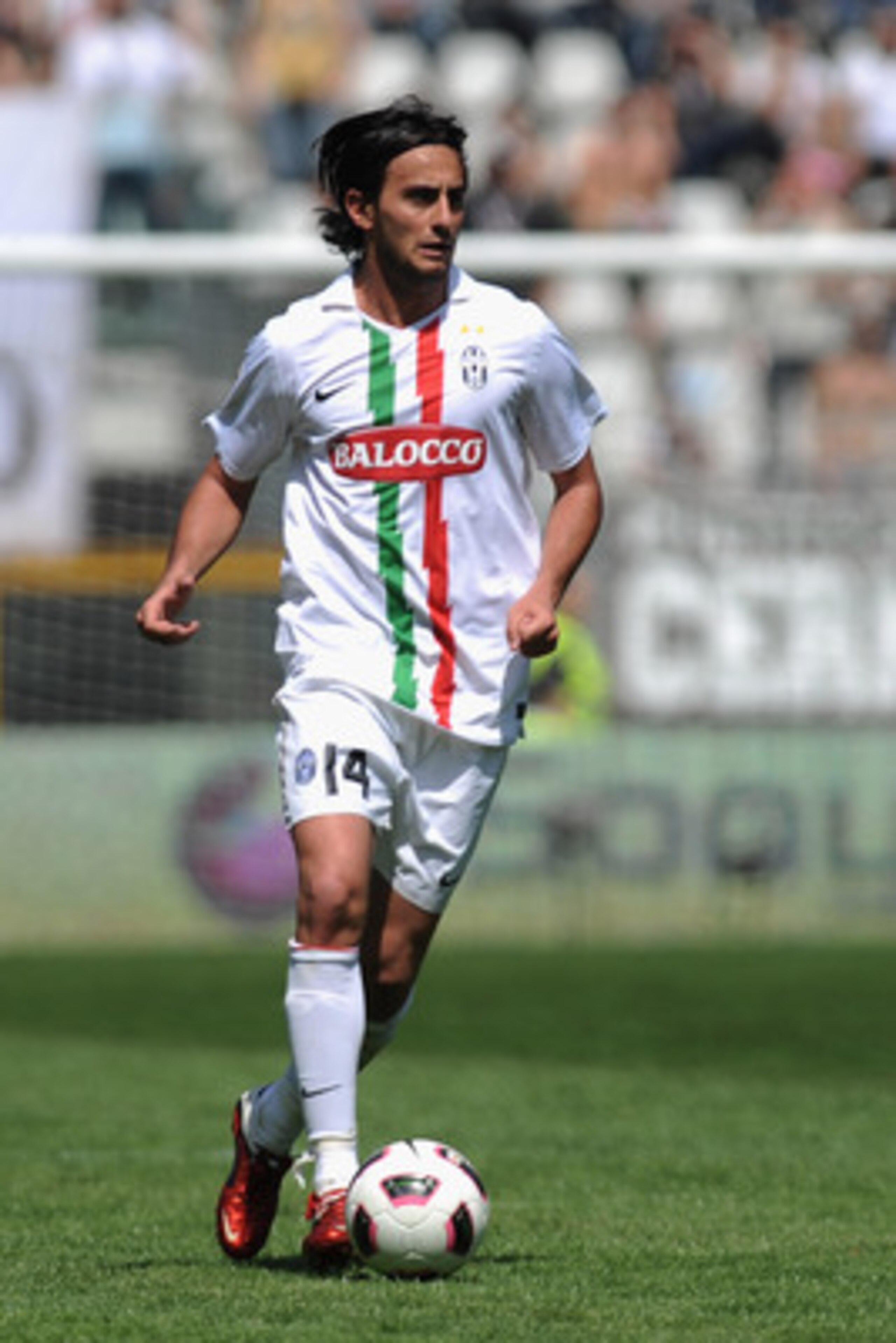 TURIN, ITALY - APRIL 10:  Alberto Aquilani of Juventus FC in action during the Serie A match between Juventus FC and Genoa CFC at Olimpico Stadium on April 10, 2011 in Turin, Italy.  (Photo by Valerio Pennicino/Getty Images)