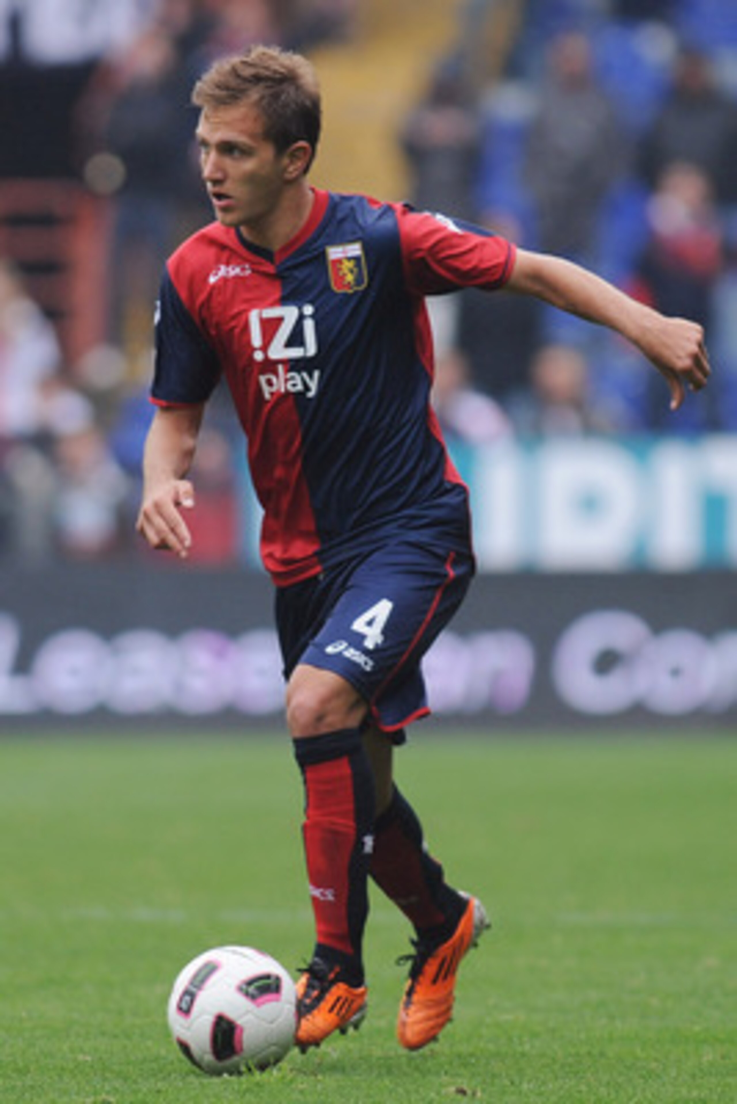 GENOA, ITALY - APRIL 23:  Domenico Criscito of Genoa CFC in action during the Serie A match between Genoa CFC and Lecce at Stadio Luigi Ferraris on April 23, 2011 in Genoa, Italy.  (Photo by Valerio Pennicino/Getty Images)