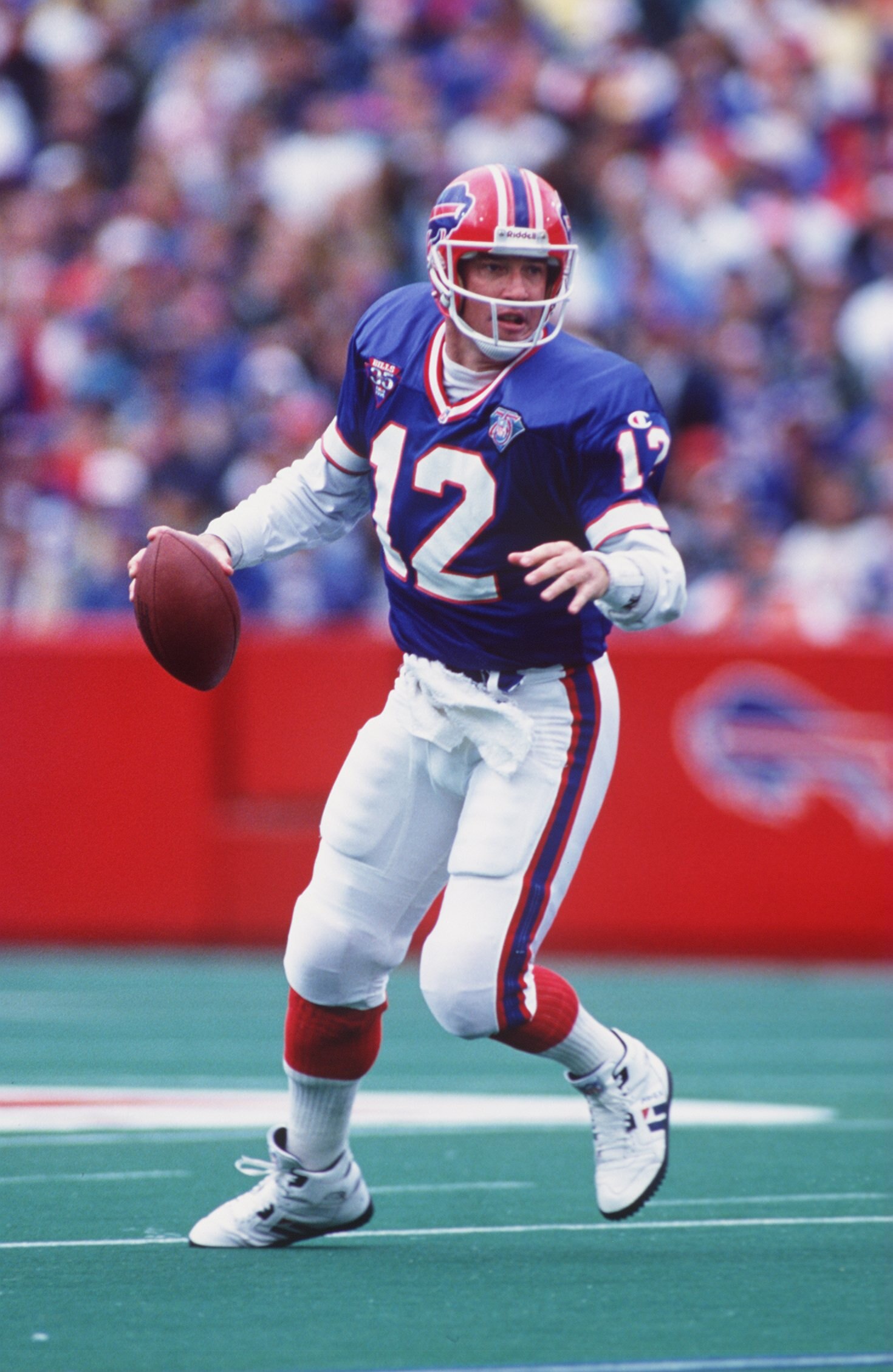 9 OCT 1994:  BUFFALO BILLS QUARTERBACK JIM KELLY LOOKS TO PASS DURING THE BILLS 21-11 WIN OVER THE MIAMI DOLPHINS AT RICH STADIUM, ORCHARD PARK, NEW YORK. Mandatory Credit: Rick Stewart/ALLSPORT