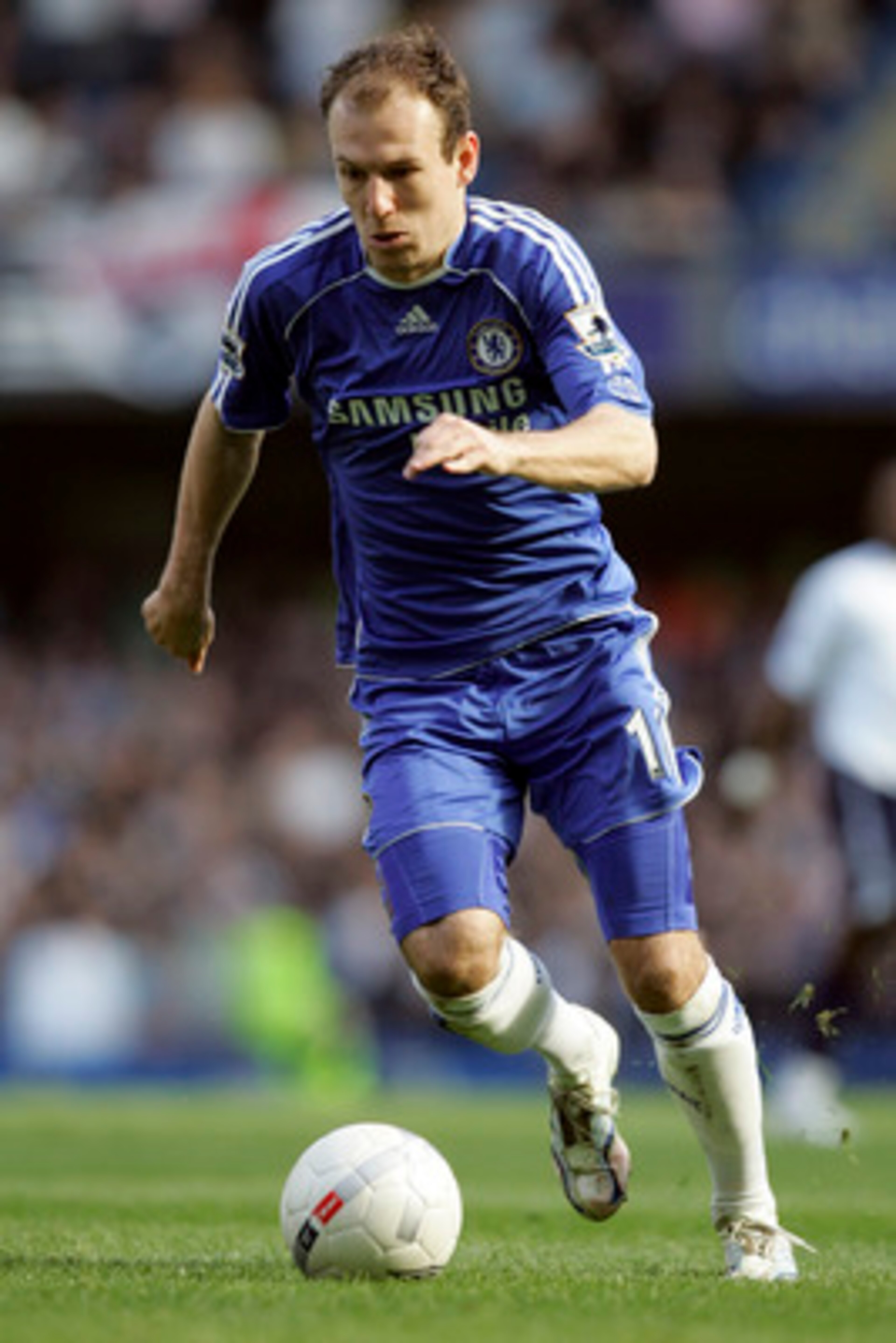 LONDON - MARCH 11:  Arjen Robben of Chelsea in action during the FA Cup sponsored by E.ON Quarter Final between Chelsea and Tottenham Hotspur at Stamford Bridge on March 11, 2007 in London, England.  (Photo by Christopher Lee/Getty Images)