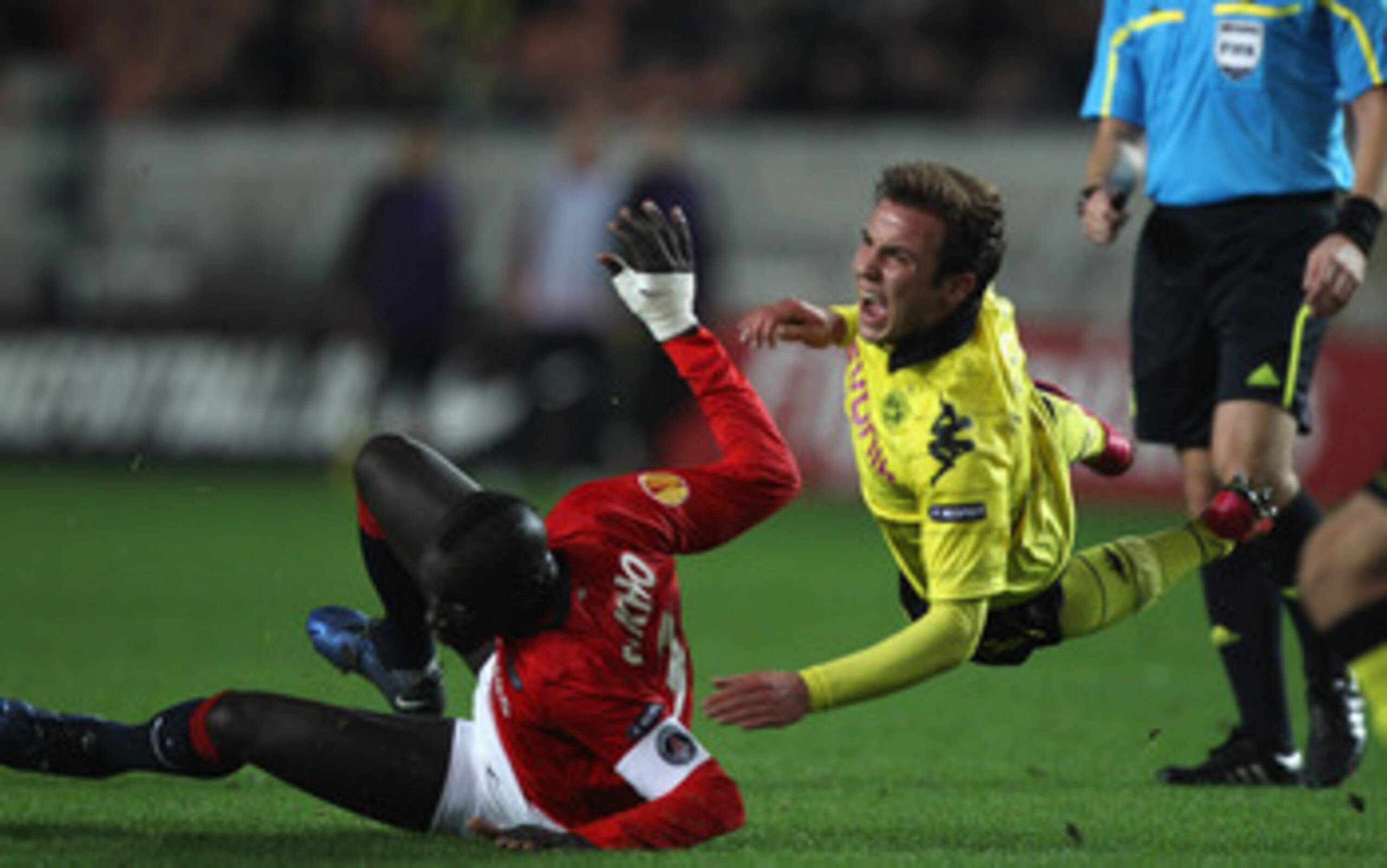 PARIS - NOVEMBER 04: Mario Gotze (r) of Borussia is fouled by Mamadou Sakho during the UEFA Europa League Group J match between Paris Saint Germain and Borussia Dortmund at the Parc des Princes on November 4, 2010 in Paris, France. (Photo by Michael Stee PARIS - NOVEMBER 04: Mario Gotze (r) of Borussia is fouled by Mamadou Sakho during the UEFA Europa League Group J match between Paris Saint Germain and Borussia Dortmund at the Parc des Princes on November 4, 2010 in Paris, France. (Photo by Michael Stee