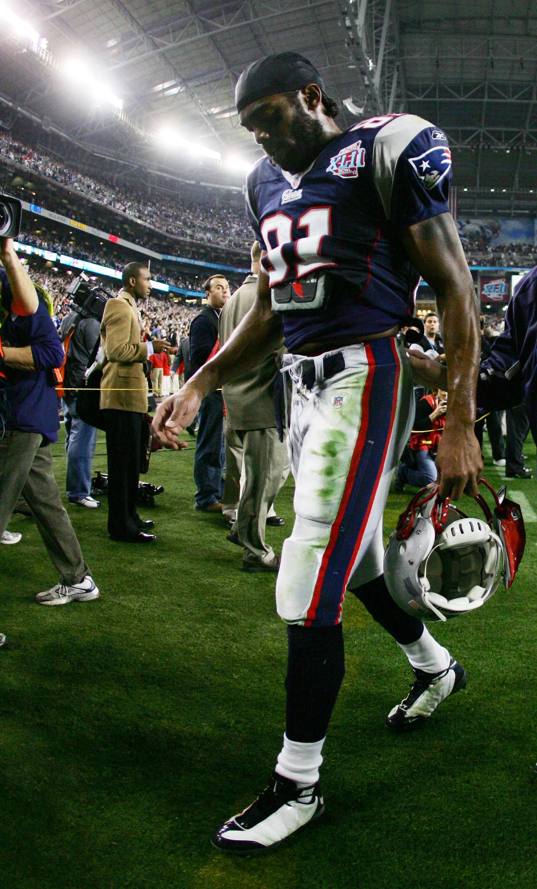 GLENDALE, AZ - FEBRUARY 03:  Wide receiver Randy Moss #81 of the New England Patriots walks off the field after losing to the New York Giants 17-14 during Super Bowl XLII on February 3, 2008 at the University of Phoenix Stadium in Glendale, Arizona.  (Pho