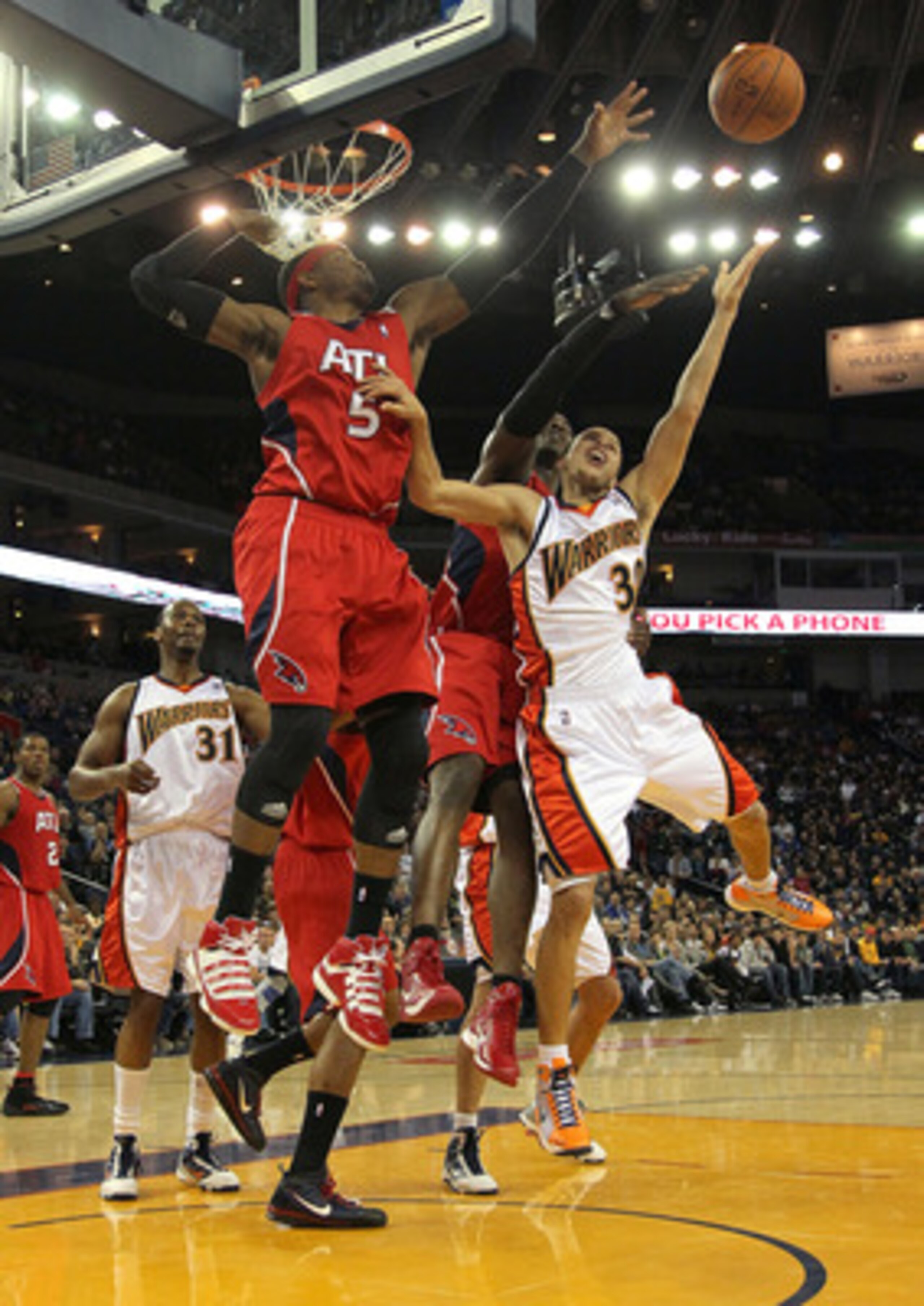 OAKLAND, CA - FEBRUARY 21: Stephen Curry #30 the Golden State Warriors shoots against Josh Smith #5 of the Atlanta Hawks during an NBA game at Oracle Arena on February 21, 2010 in Oakland, California. NOTE TO USER: User expressly acknowledges and agrees OAKLAND, CA - FEBRUARY 21: Stephen Curry #30 the Golden State Warriors shoots against Josh Smith #5 of the Atlanta Hawks during an NBA game at Oracle Arena on February 21, 2010 in Oakland, California. NOTE TO USER: User expressly acknowledges and agrees