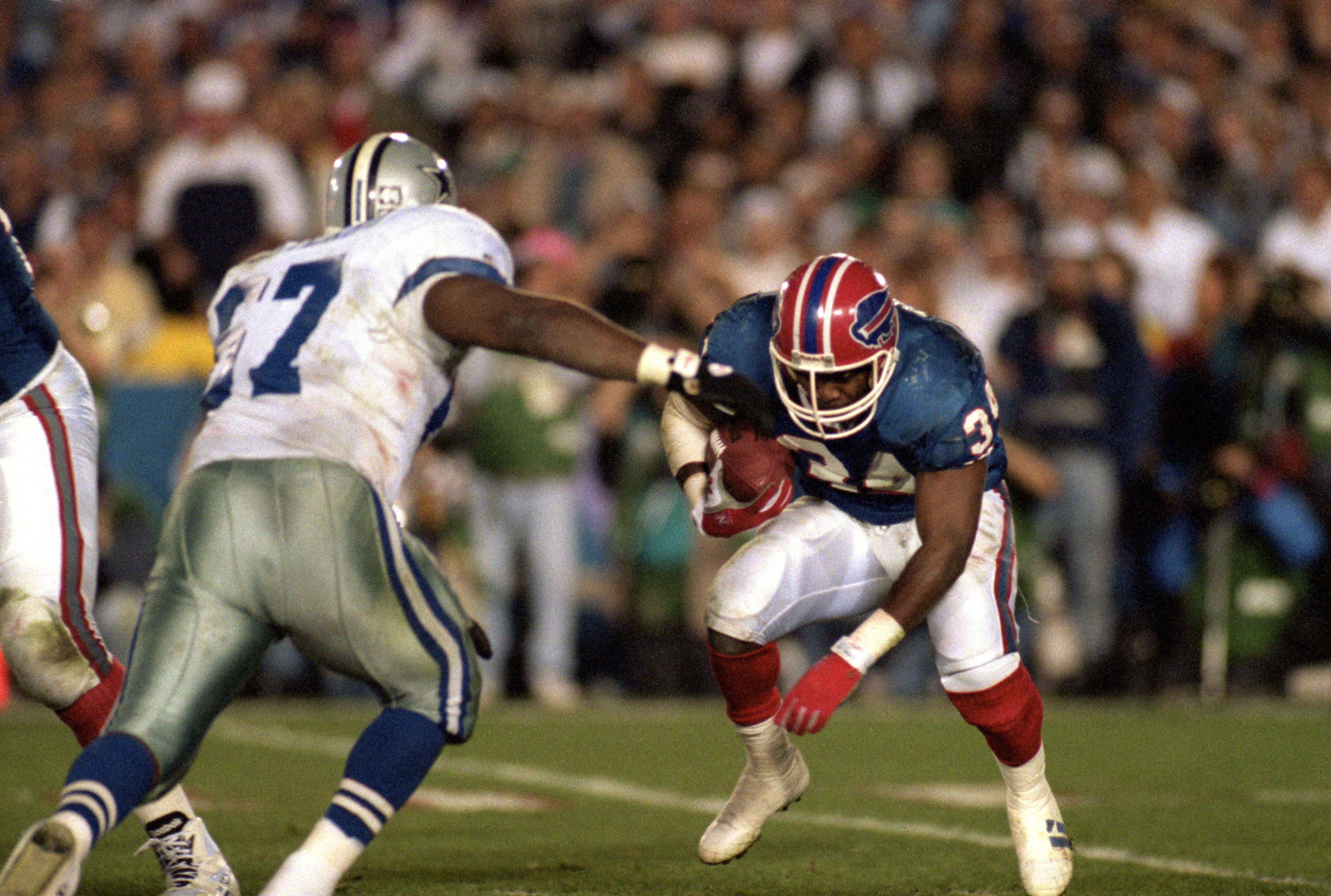 PASADENA, CA - JANUARY 31:  Running back Thurman Thomas #34 of the Buffalo Bills hustles for yards during Super Bowl XXVII against the Dallas Cowboys at the Rose Bowl on January 31, 1993 in Pasadena, California.  The Cowboys won 52-17.  (Photo by George R