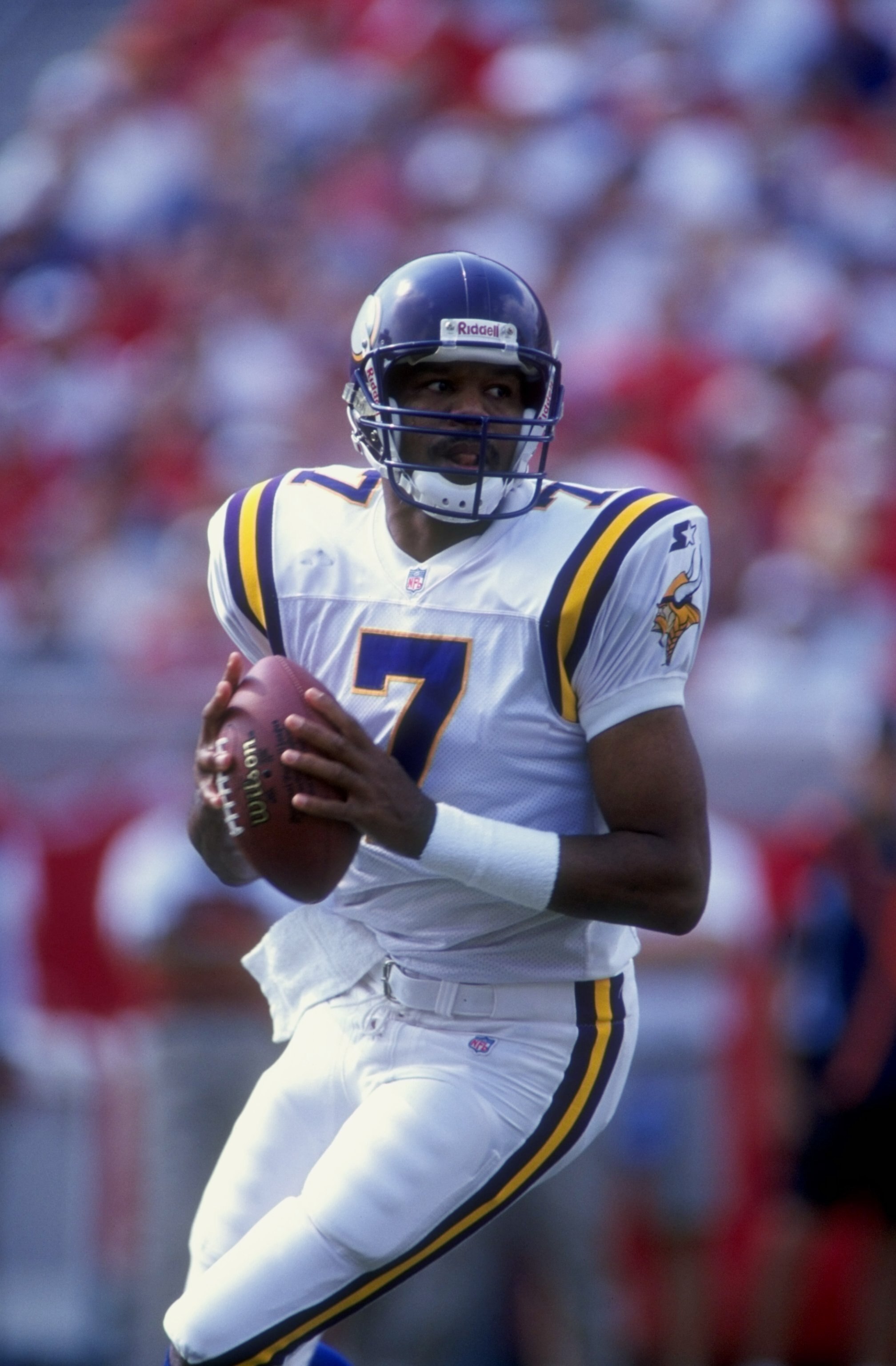 1 Nov 1998:  Quarterback Randall Cunningham #7 of the Minnesota Vikings in action during the game against the Tampa Bay Buccaneers at the Raymond James Stadium in Tampa, Florida. The Buccaneers defeated the Vikings 27-24. Mandatory Credit: Scott Halleran