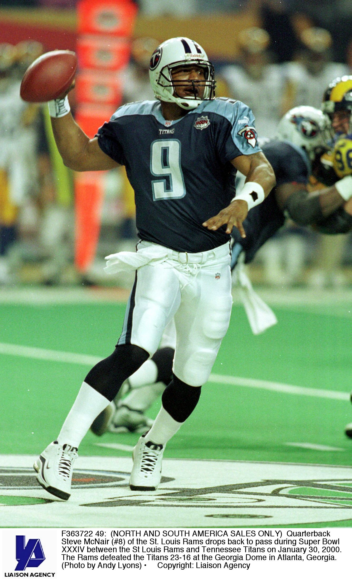 F363722 49: (NORTH AND SOUTH AMERICA SALES ONLY) Quarterback Steve McNair (#8) of the St. Louis Rams drops back to pass during Super Bowl XXXIV between the St Louis Rams and Tennessee Titans on January 30, 2000. The Rams defeated the Titans 23-16 at the G