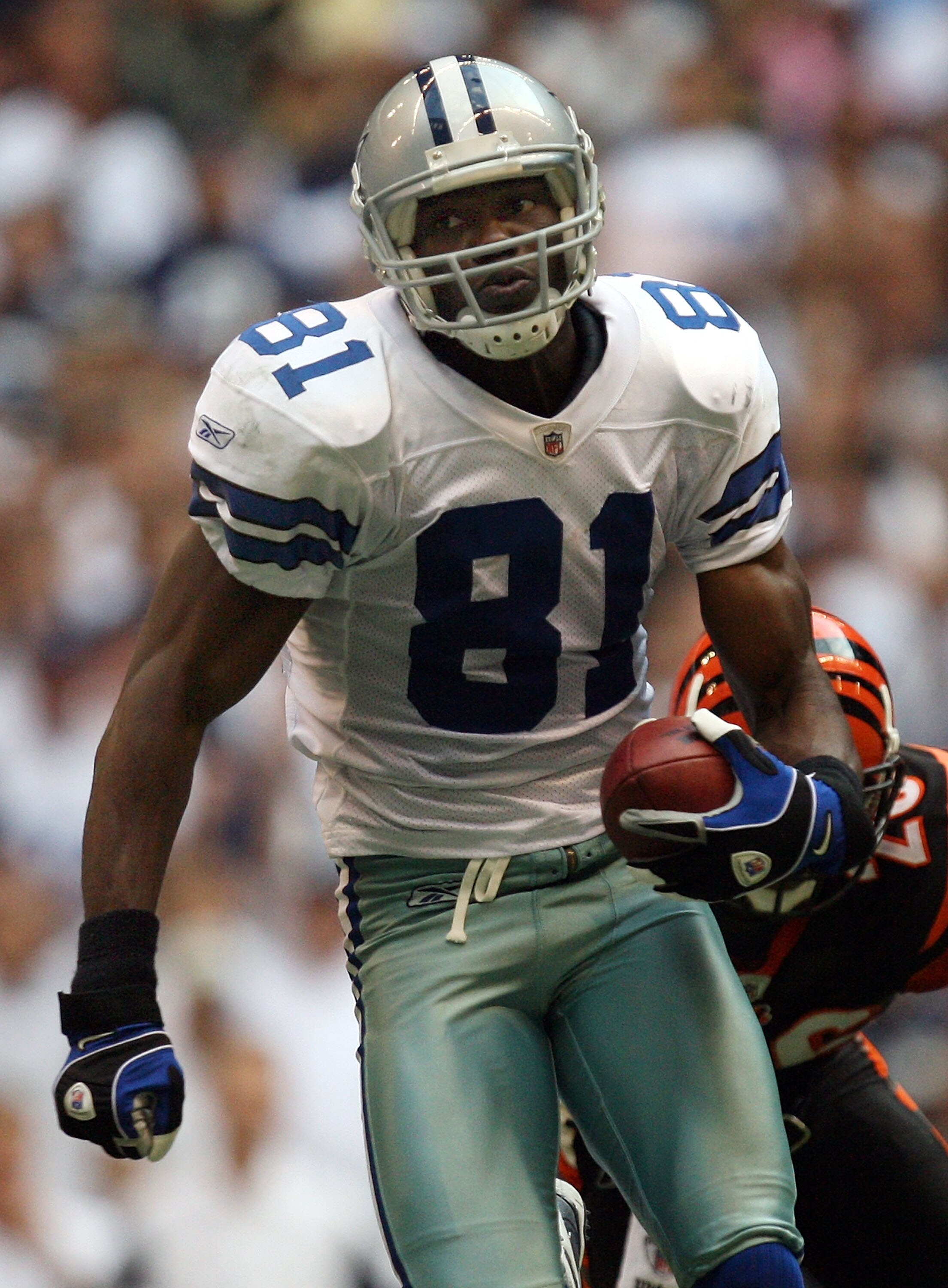 IRVING, TX - OCTOBER 05:  Wide receiver Terrell Owens #81 of the Dallas Cowboys makes a touchdown pass reception against the Cincinnati Bengals in the fourth quarter at Texas Stadium on October 5, 2008 in Irving, Texas.  (Photo by Ronald Martinez/Getty Im