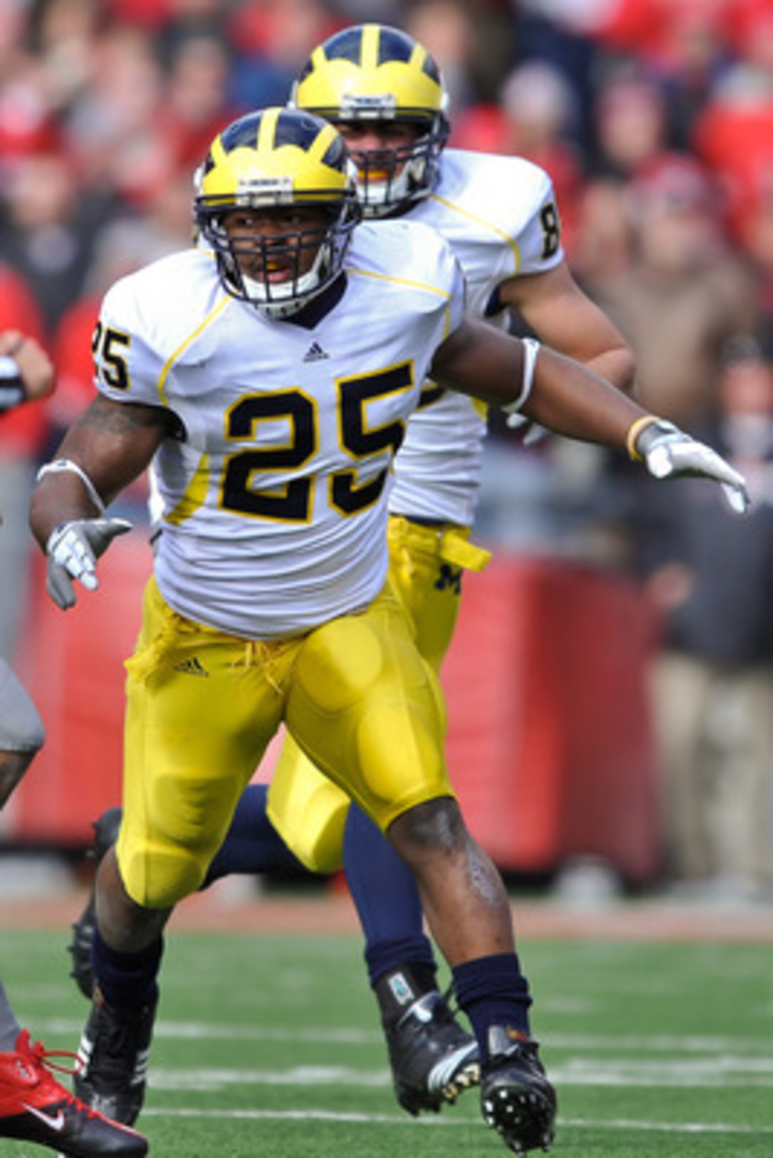 COLUMBUS, OH - NOVEMBER 27:  LInebacker Kenny Demens chases down the ballcarrier against the Ohio State Buckeyes at Ohio Stadium on November 27, 2010 in Columbus, Ohio.  (Photo by Jamie Sabau/Getty Images)