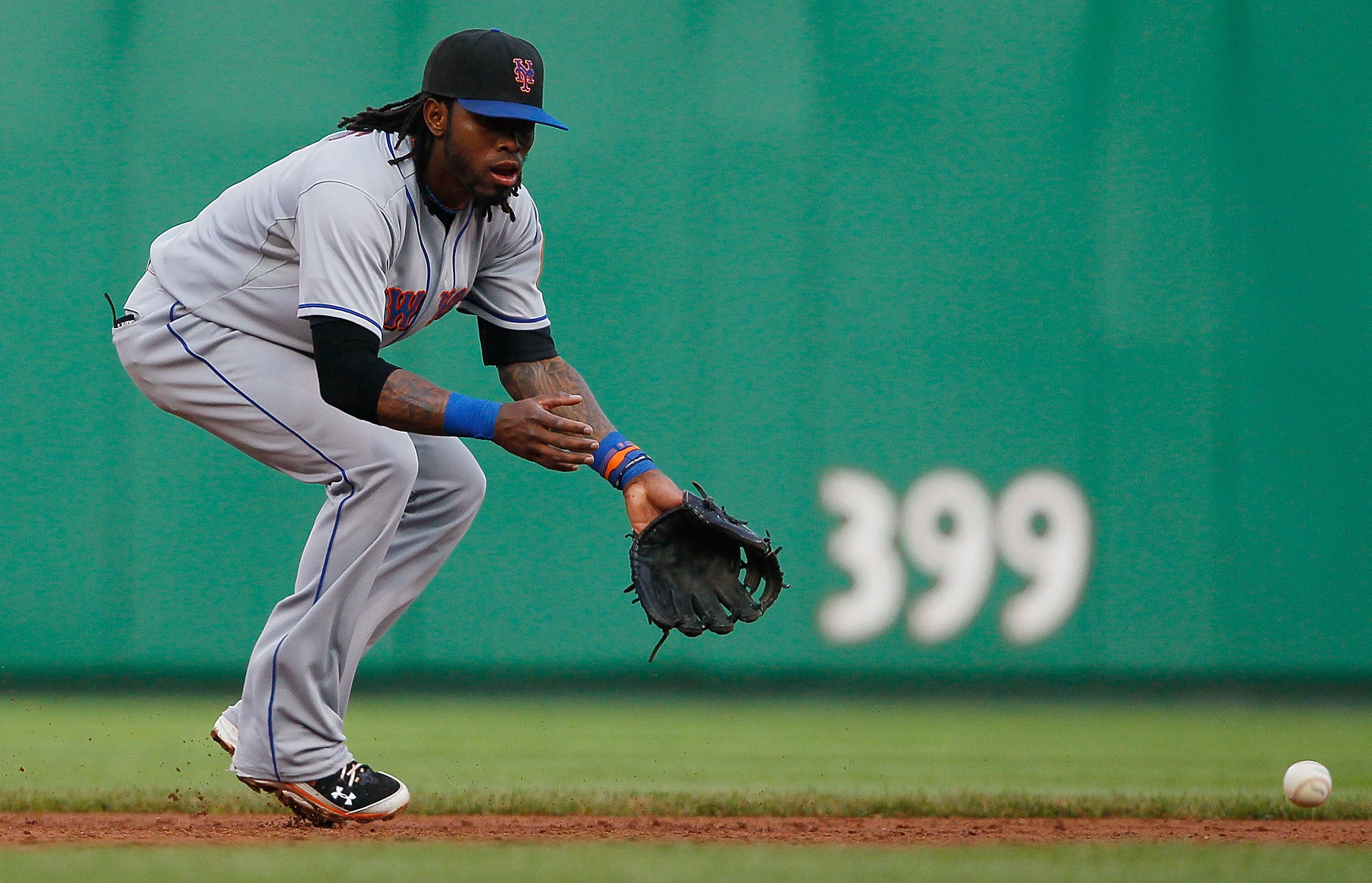 PITTSBURGH - JUNE 13:  Jose Reyes #7 of the New York Mets fields a ball in the infield against the Pittsburgh Pirates during the game on June 13, 2011 at PNC Park in Pittsburgh, Pennsylvania.  (Photo by Jared Wickerham/Getty Images)