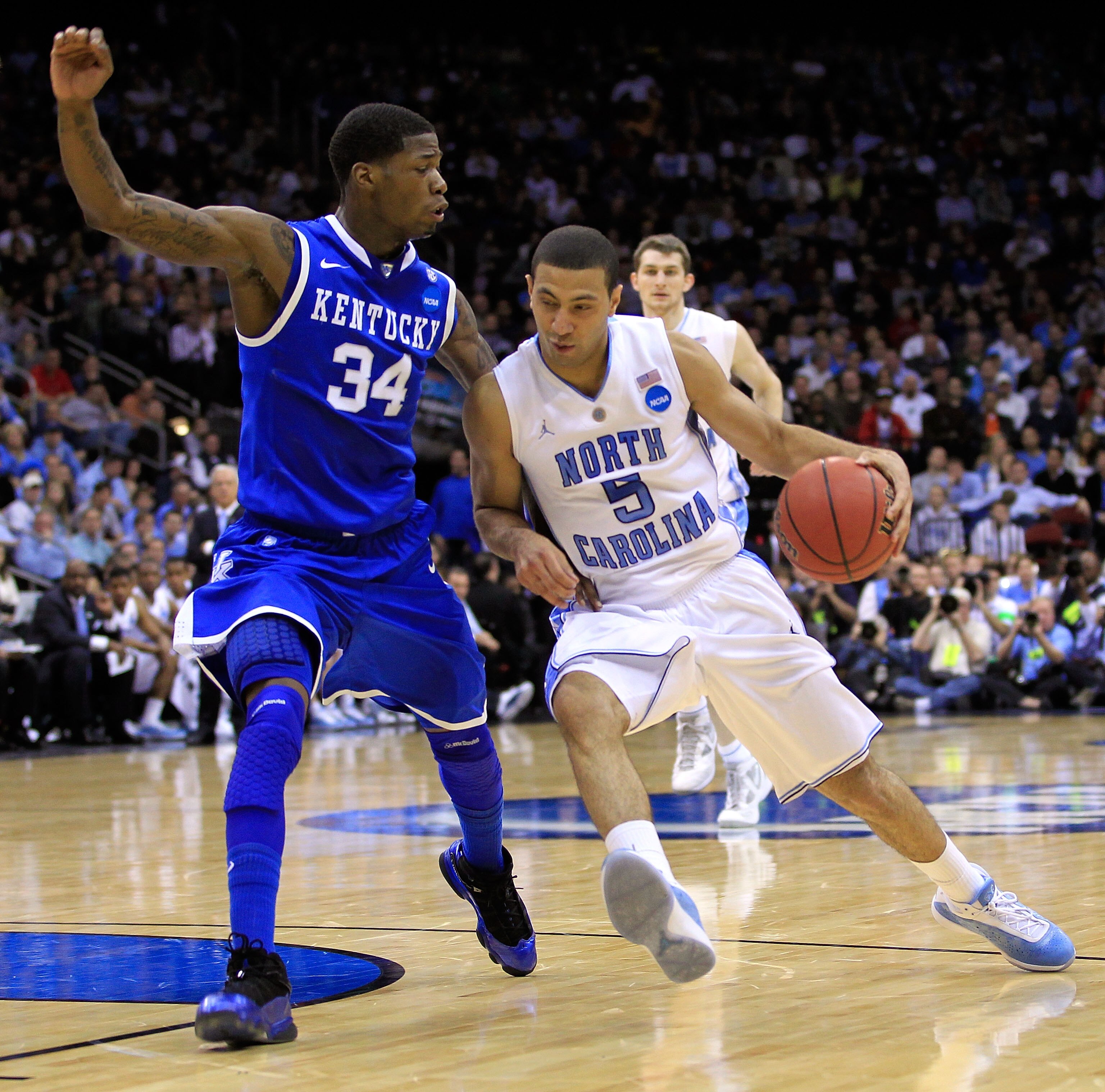NEWARK, NJ - MARCH 27: Kendall Marshall #5 of the North Carolina Tar Heels in action against DeAndre Liggins #34 of the Kentucky Wildcats during the east regional final of the 2011 NCAA men's basketball tournament at Prudential Center on March 27, 2011 i NEWARK, NJ - MARCH 27: Kendall Marshall #5 of the North Carolina Tar Heels in action against DeAndre Liggins #34 of the Kentucky Wildcats during the east regional final of the 2011 NCAA men's basketball tournament at Prudential Center on March 27, 2011 i
