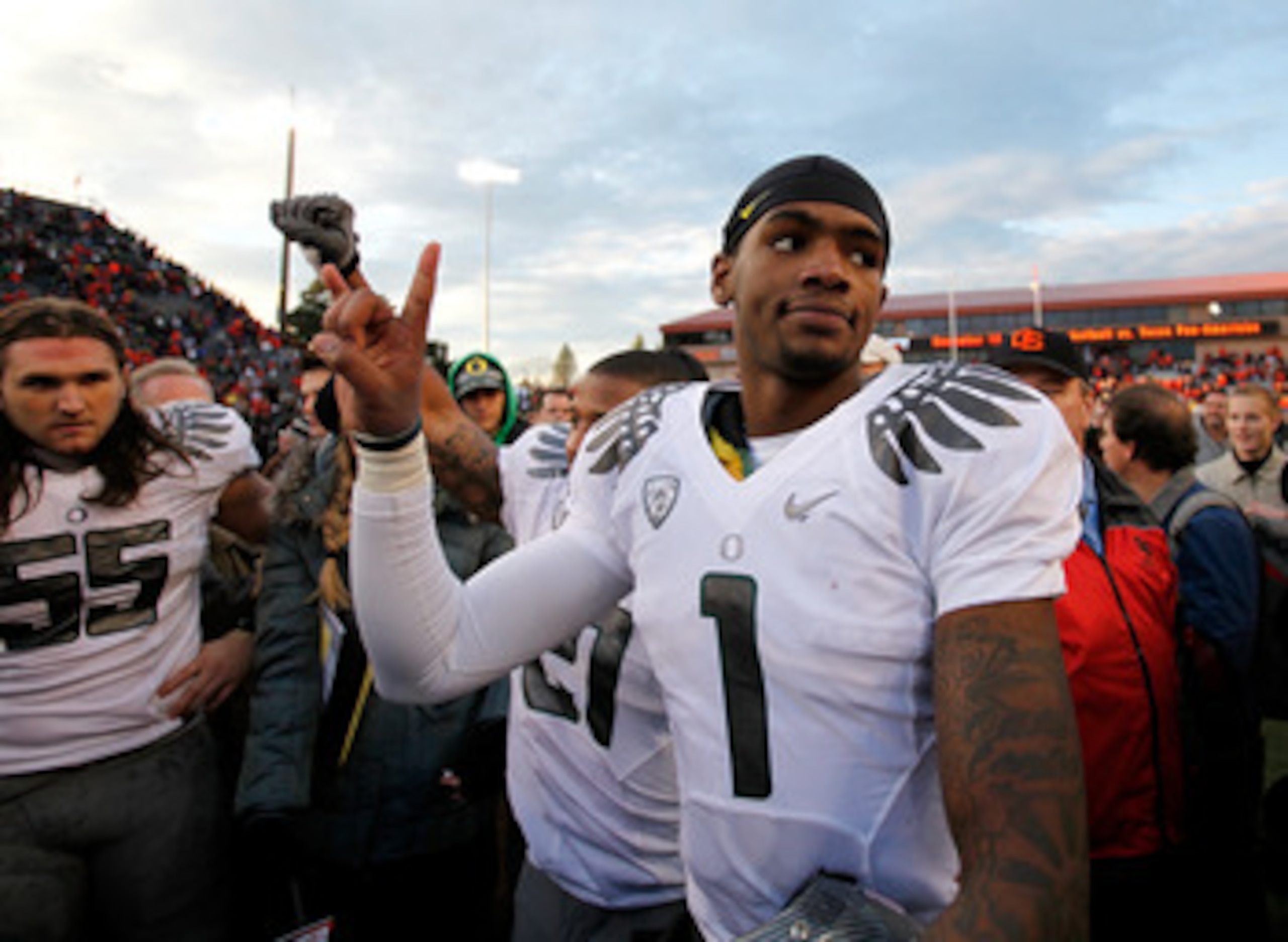 CORVALLIS, OR - DECEMBER 04:  Darron Thomas #1 of the Oregon Ducks celebrates the 37-20 victory over the Oregon State Beavers during the 114th Civil War on December 4, 2010 at the Reser Stadium in Corvallis, Oregon.  (Photo by Jonathan Ferrey/Getty Images