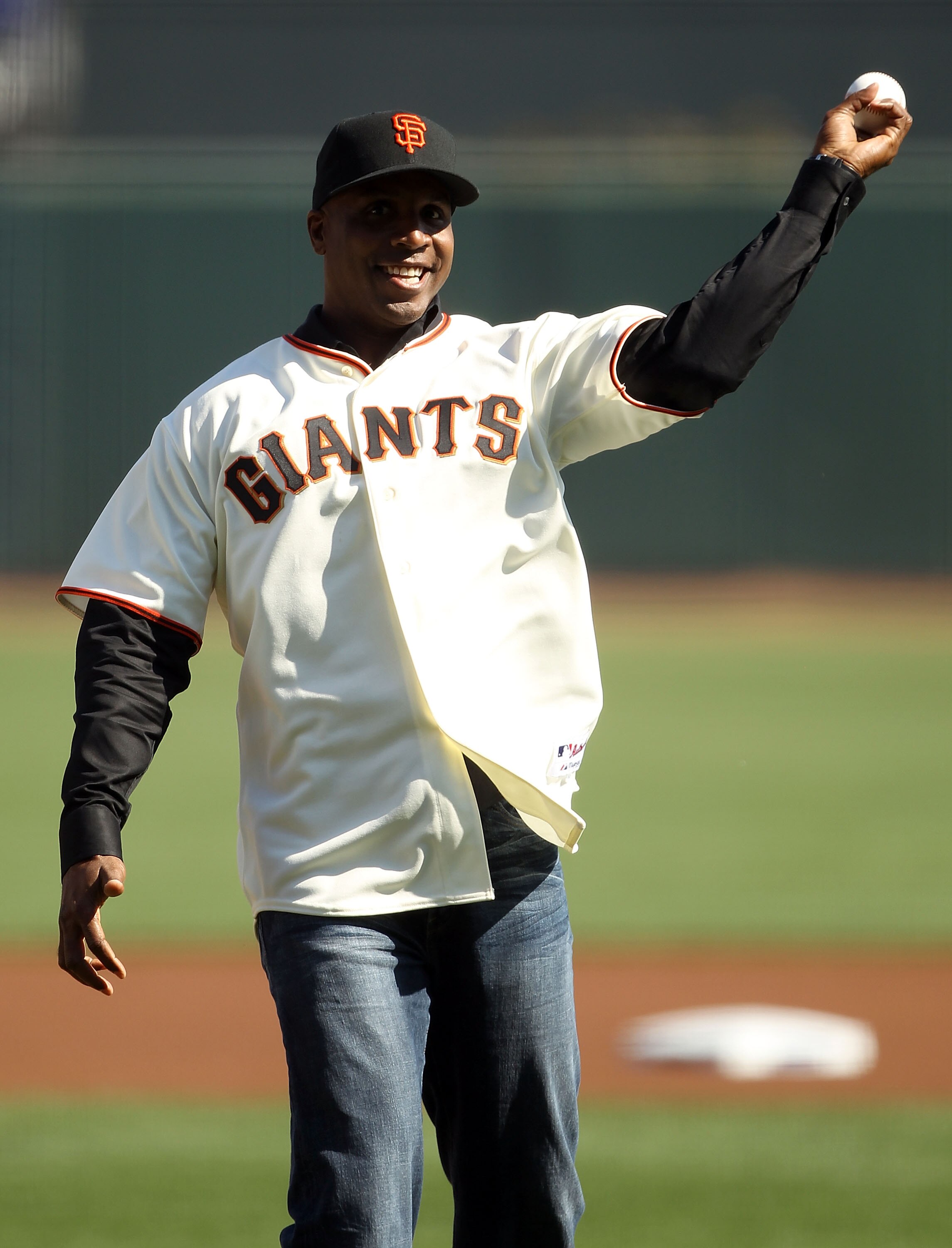 SAN FRANCISCO - OCTOBER 19:  Former San Francisco Giants outfielder Barry Bonds throws out the first pitch prior to Game Three of the NLCS against the San Francisco Giants during the 2010 MLB Playoffs at AT&T Park on October 19, 2010 in San Francisco, Cal