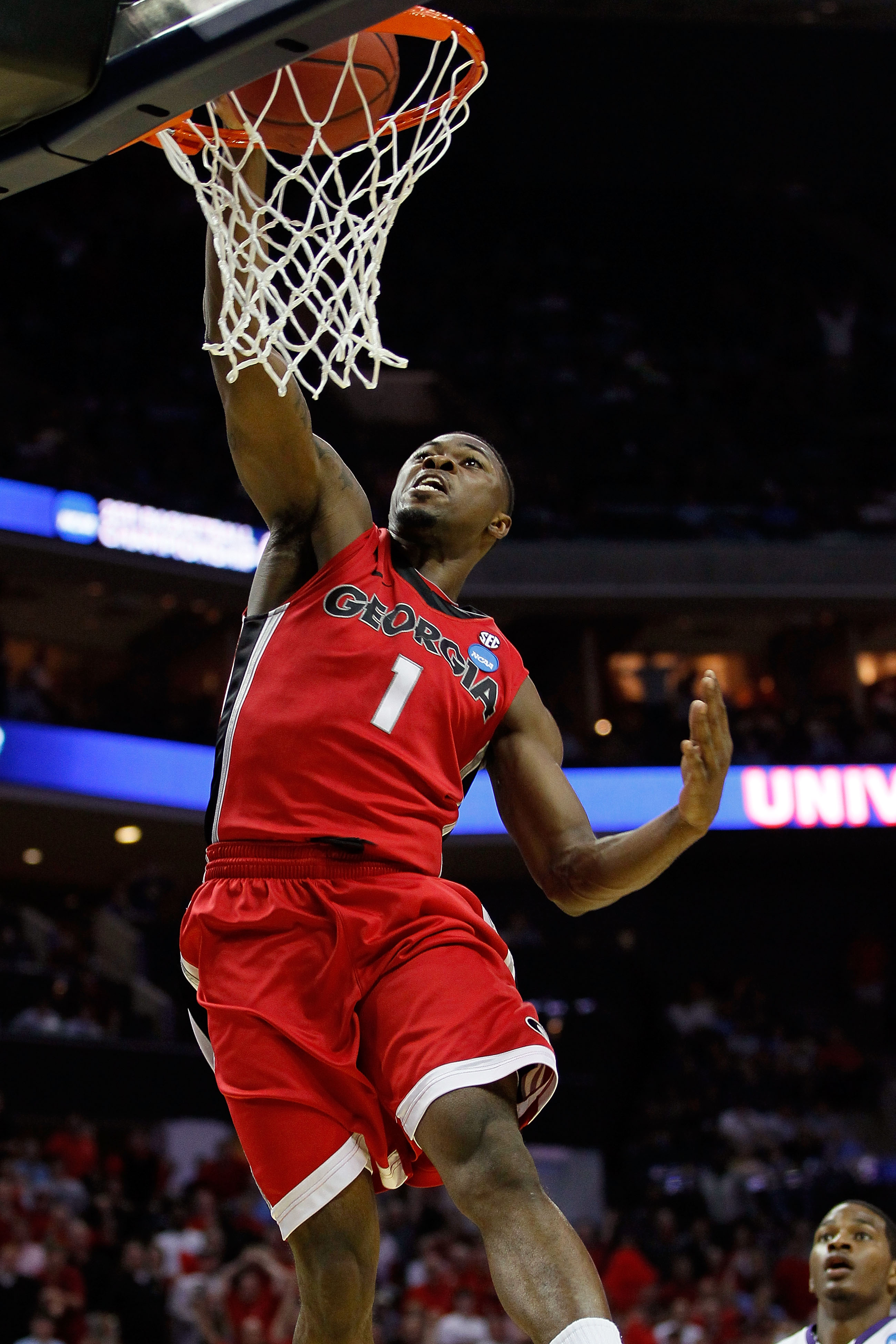 CHARLOTTE, NC - MARCH 18: Travis Leslie #1 of the Georgia Bulldogs dunks the ball in the first half while taking on the Washington Huskies during the second round of the 2011 NCAA men's basketball tournament at Time Warner Cable Arena on March 18, 2011 i CHARLOTTE, NC - MARCH 18: Travis Leslie #1 of the Georgia Bulldogs dunks the ball in the first half while taking on the Washington Huskies during the second round of the 2011 NCAA men's basketball tournament at Time Warner Cable Arena on March 18, 2011 i