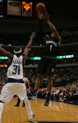 DALLAS - NOVEMBER 28:  Guard Rashad McCants #1 of the Minnesota Timberwolves takes a shot against Jason Terry #31 of the Dallas Mavericks on November 28, 2007 at American Airlines Center in Dallas, Texas.  NOTE TO USER: User expressly acknowledges and agr