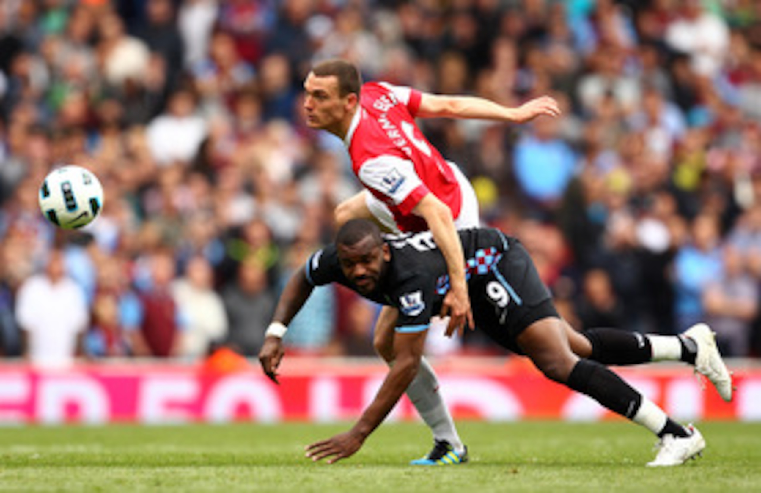 LONDON, ENGLAND - MAY 15:  Thomas Vermaelen (top) of Arsenal in action against Darren Bent of Aston Villa during the Barclays Premier League match between Arsenal and Aston Villa at the Emirates Stadium on May 15, 2011 in London, England.  (Photo by Richa
