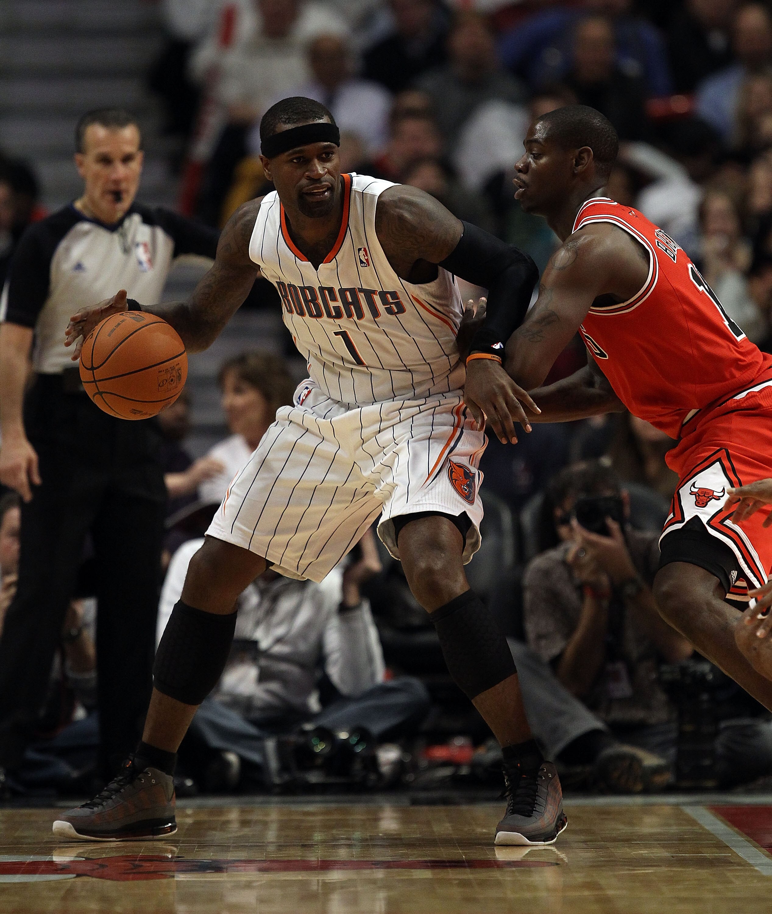 CHICAGO, IL - FEBRUARY 15: Stephen Jackson #1 of the Charlotte Bobcats moves against Ronnie Brewer #11 of the Chicago Bulls at the United Center on February 15, 2011 in Chicago, Illinois. The Bulls defeated the Bobcats 106-94. NOTE TO USER: User expressly CHICAGO, IL - FEBRUARY 15: Stephen Jackson #1 of the Charlotte Bobcats moves against Ronnie Brewer #11 of the Chicago Bulls at the United Center on February 15, 2011 in Chicago, Illinois. The Bulls defeated the Bobcats 106-94. NOTE TO USER: User expressly