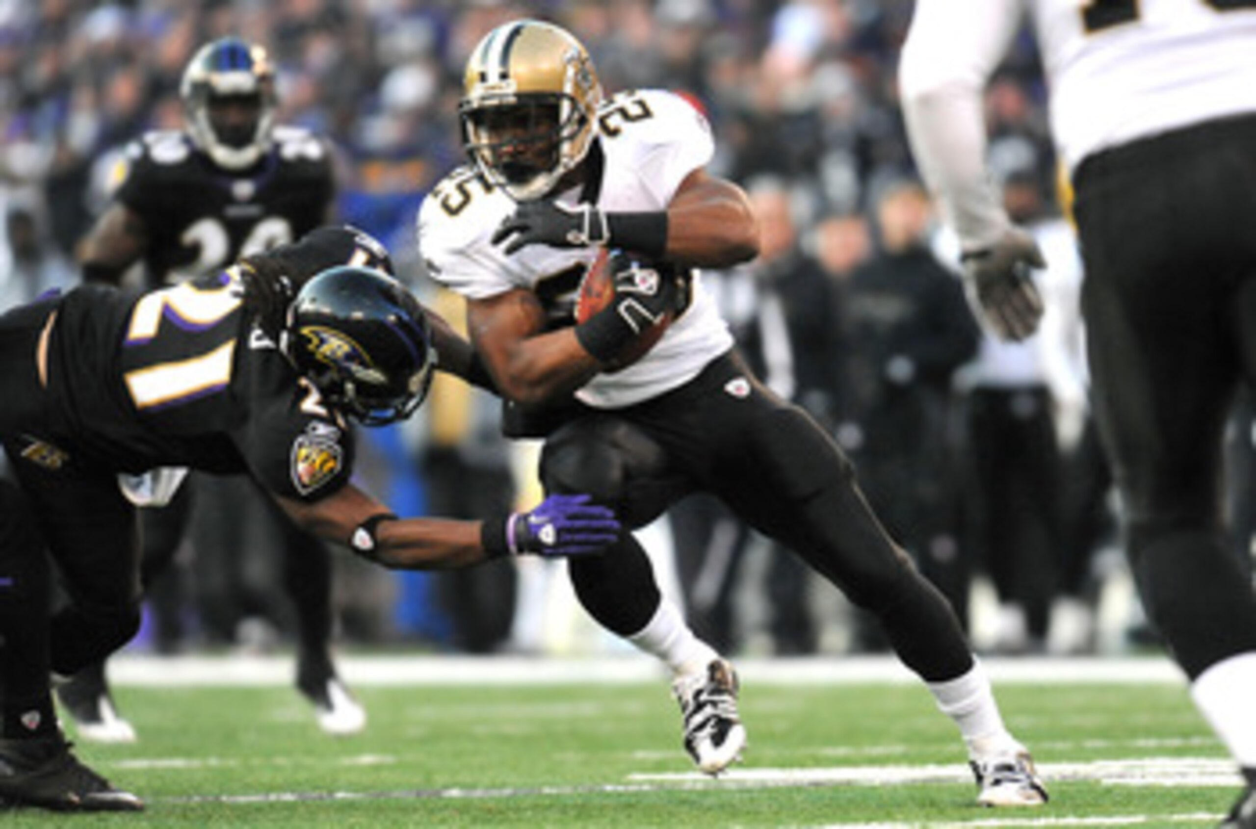 BALTIMORE, MD - DECEMBER 19:  Reggie Bush #25 of the New Orleans Saints runs the ball against the Baltimore Ravens  at M&T Bank Stadium on December 19, 2010 in Baltimore, Maryland. The Ravens defeated the Saints 30-24. (Photo by Larry French/Getty Images)