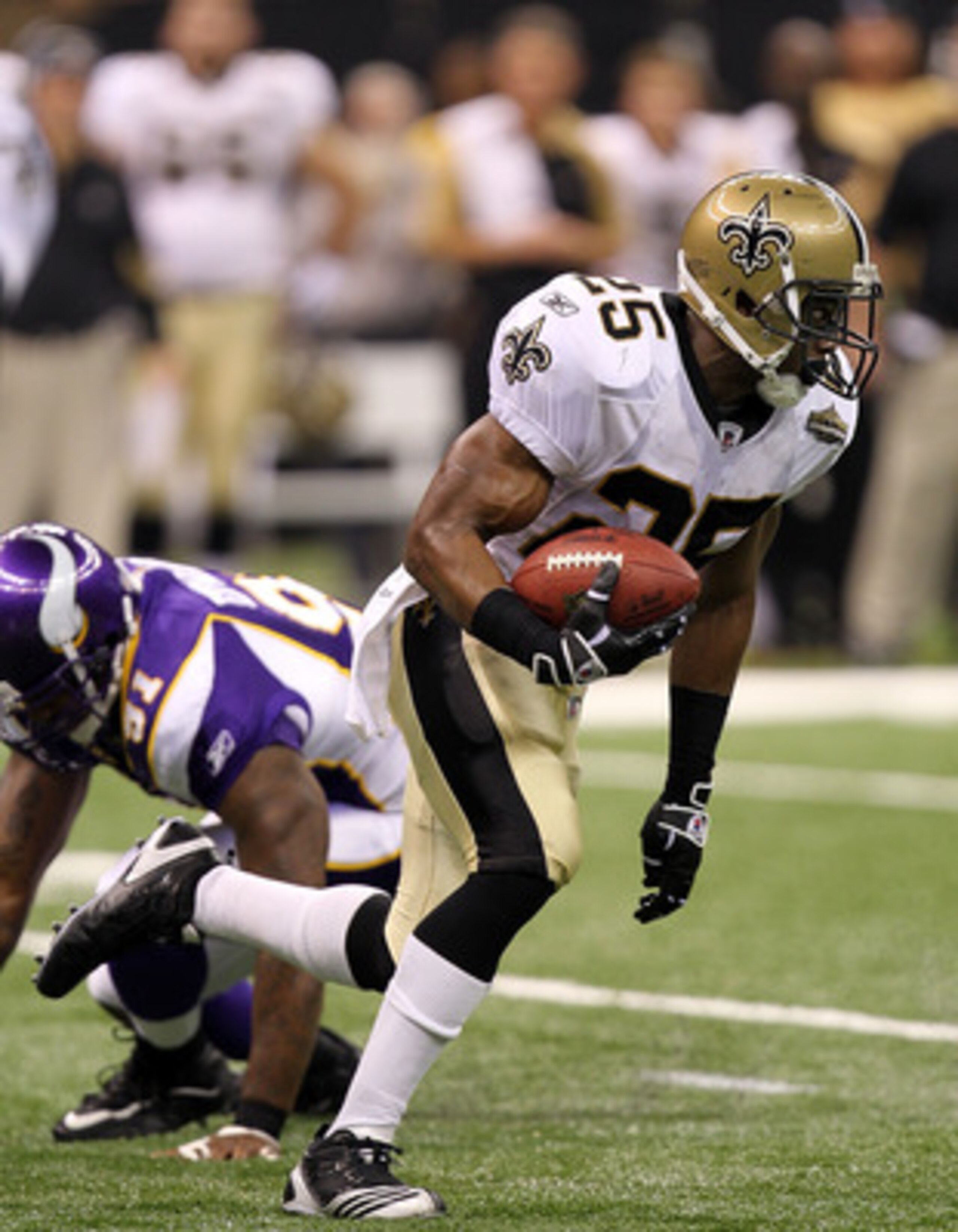 NEW ORLEANS - SEPTEMBER 09:  Running back Reggie Bush #25 of the New Orleans Saints at Louisiana Superdome on September 9, 2010 in New Orleans, Louisiana.  (Photo by Ronald Martinez/Getty Images)