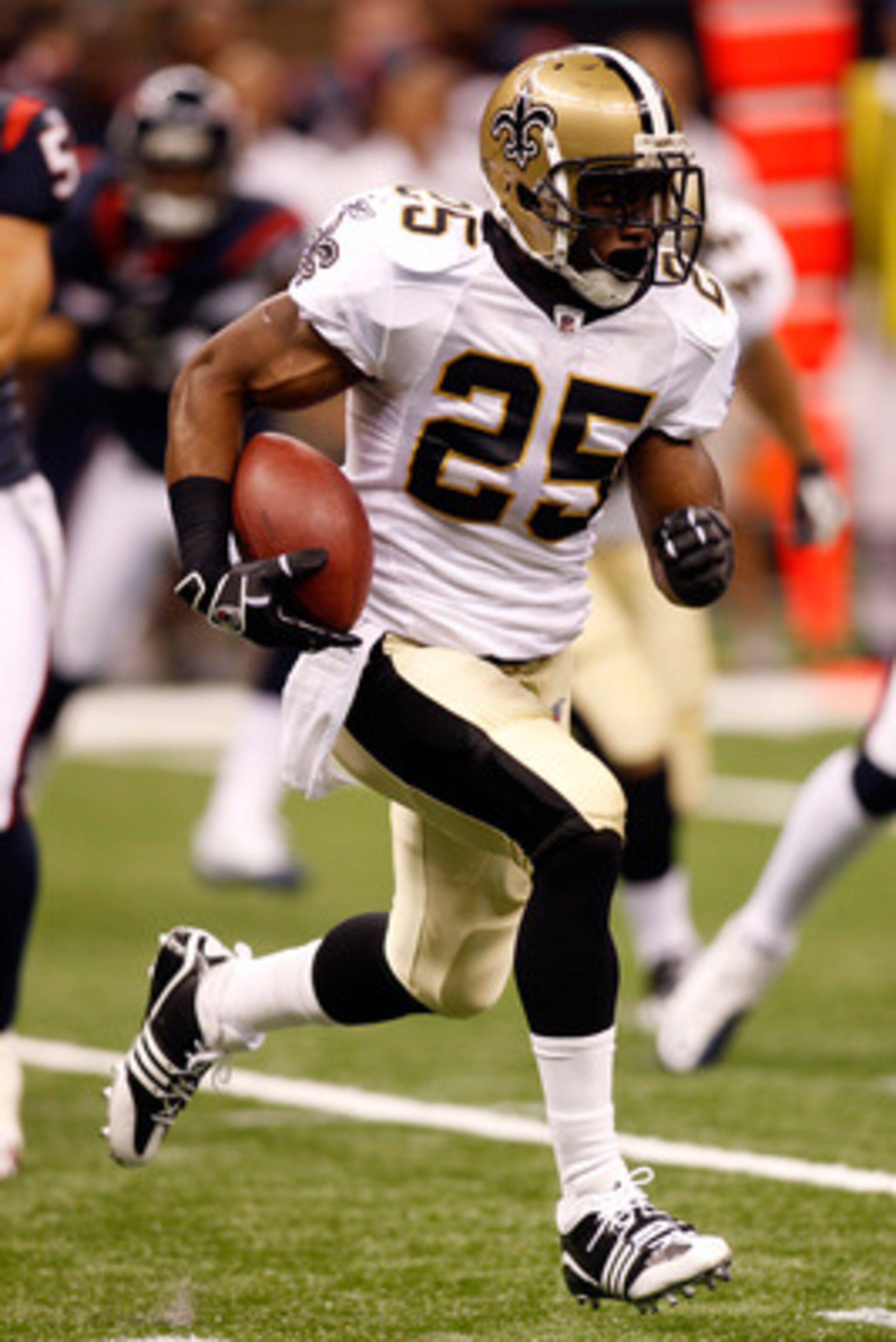 NEW ORLEANS - AUGUST 21:  Reggie Bush #25 of the New Orleans Saints in action against the Houston Texans at the Louisiana Superdome on August 21, 2010 in New Orleans, Louisiana.  (Photo by Chris Graythen/Getty Images)