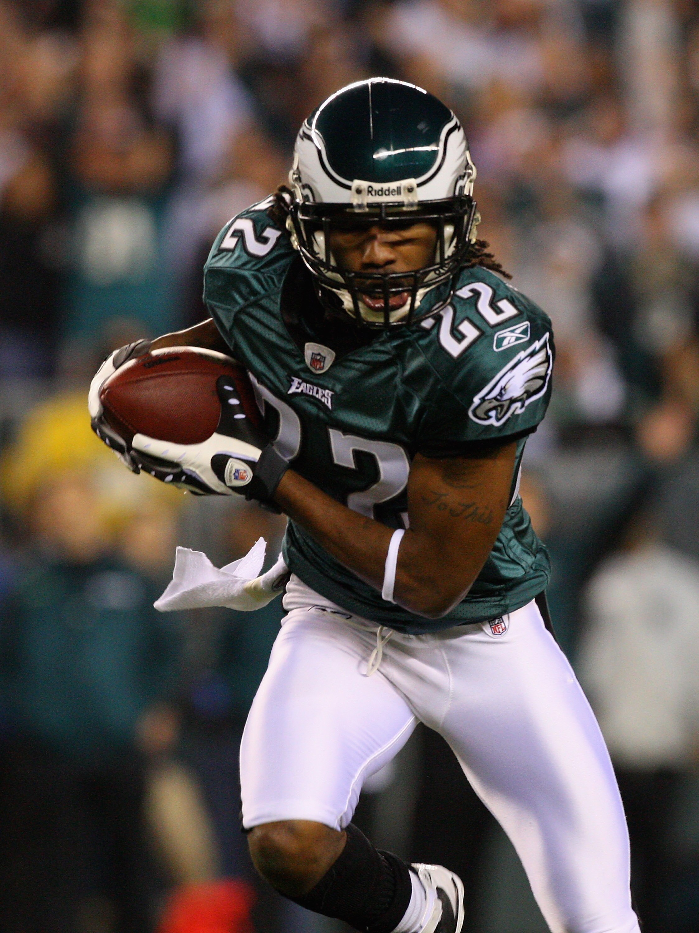 PHILADELPHIA - DECEMBER 15: Asante Samuel #22 of the Philadelphia Eagles runs with the ball after an interception against the Cleveland Browns on December 15, 2008 at Lincoln Financial Field in Philadelphia, Pennsylvania.  (Photo by Jim McIsaac/Getty Imag