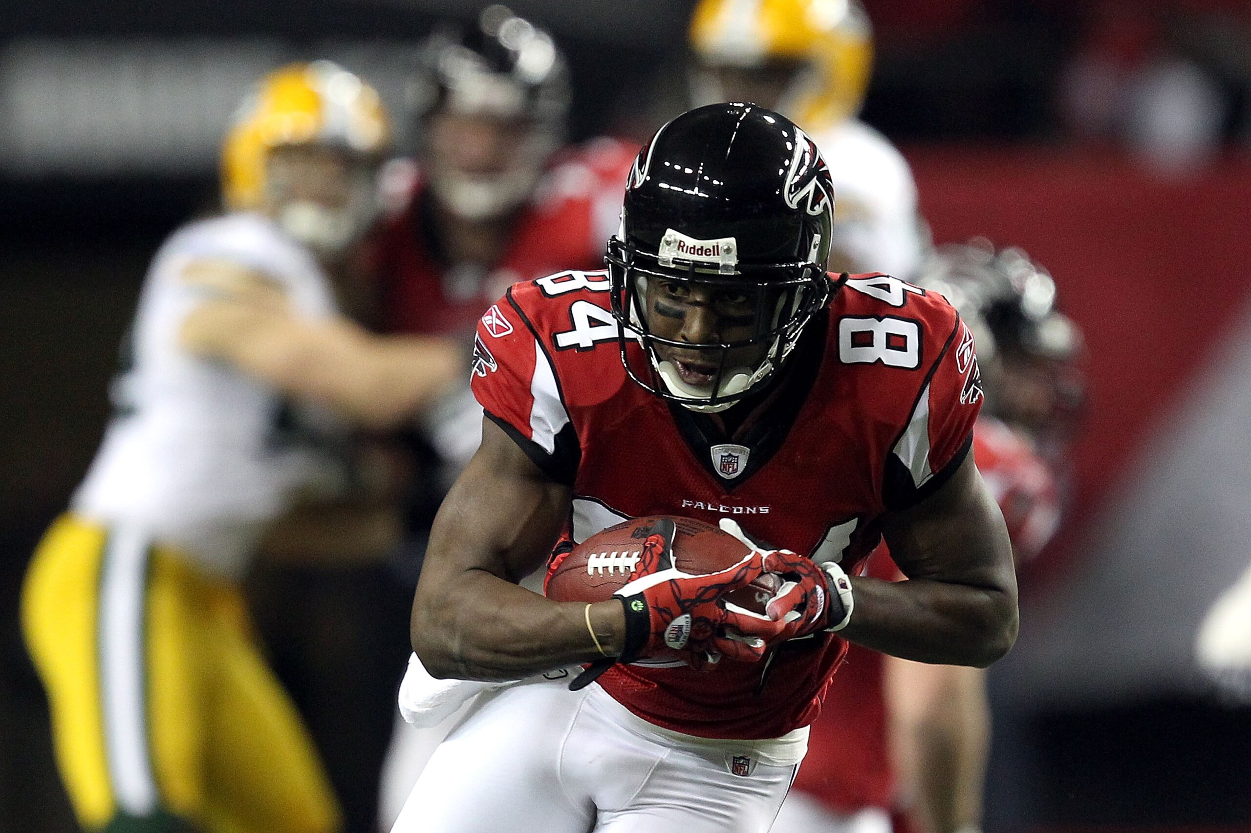 ATLANTA, GA - JANUARY 15:  Roddy White #84 of the Atlanta Falcons runs for yards after the catch against the Green Bay Packers during their 2011 NFC divisional playoff game at Georgia Dome on January 15, 2011 in Atlanta, Georgia.  (Photo by Streeter Lecka